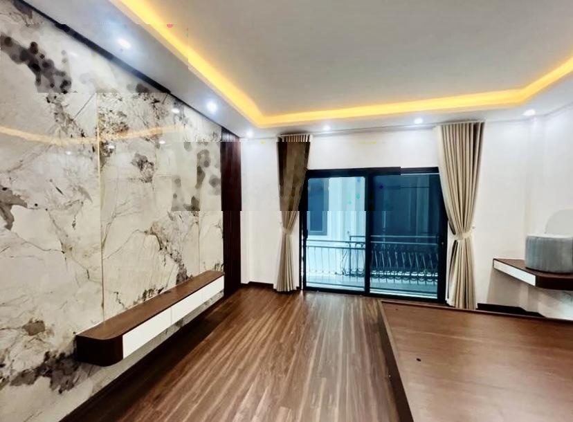 Đống Đa ở ngay, thang máy, gần view hồ. DT 64m2x 6 tầng, chỉ 11,2 tỷ ô tô 50m, nhà mới