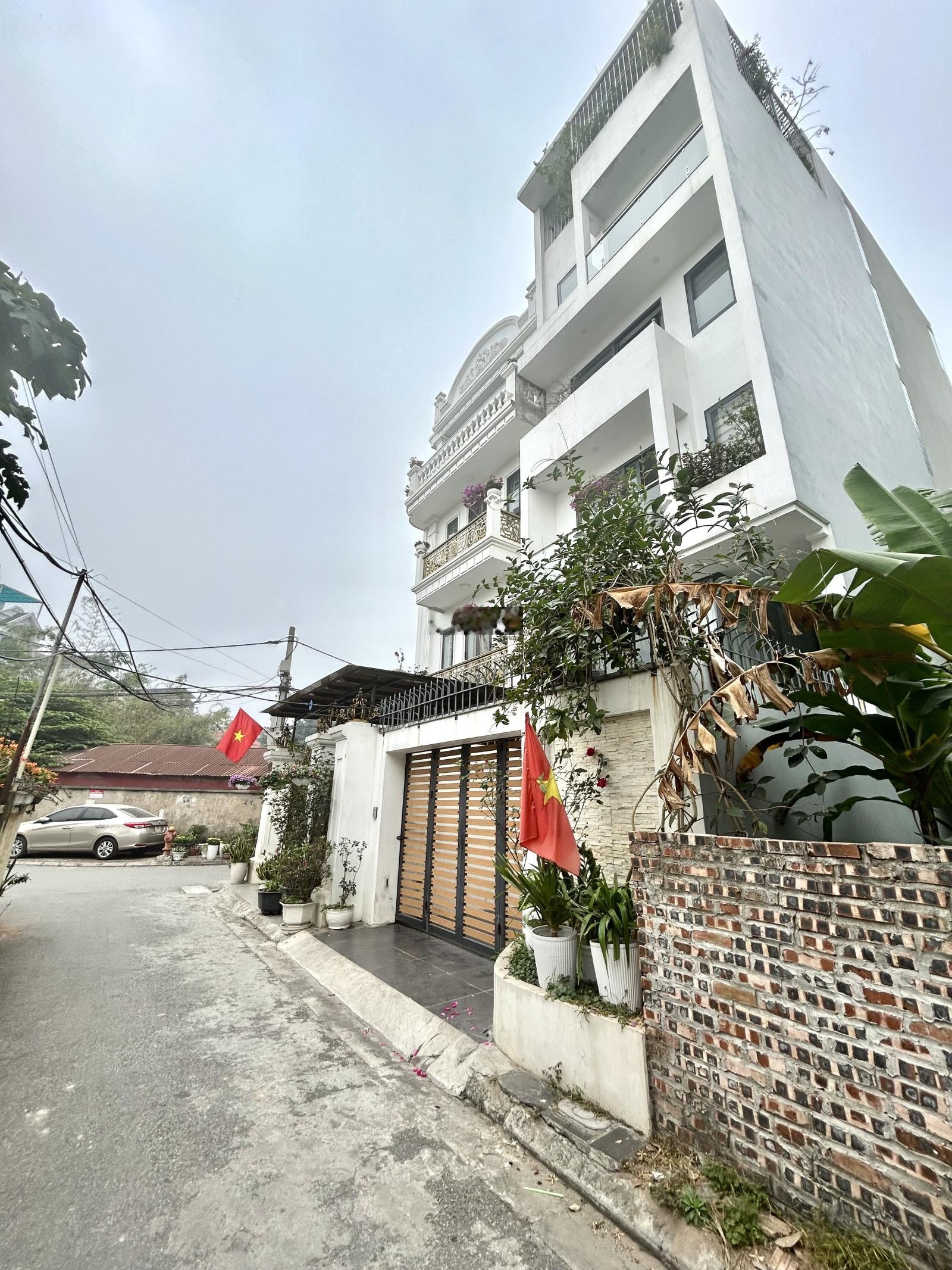 Siêu phẩm Giang Biên_ Thang máy gara Full nội thất Giá cực tốt.