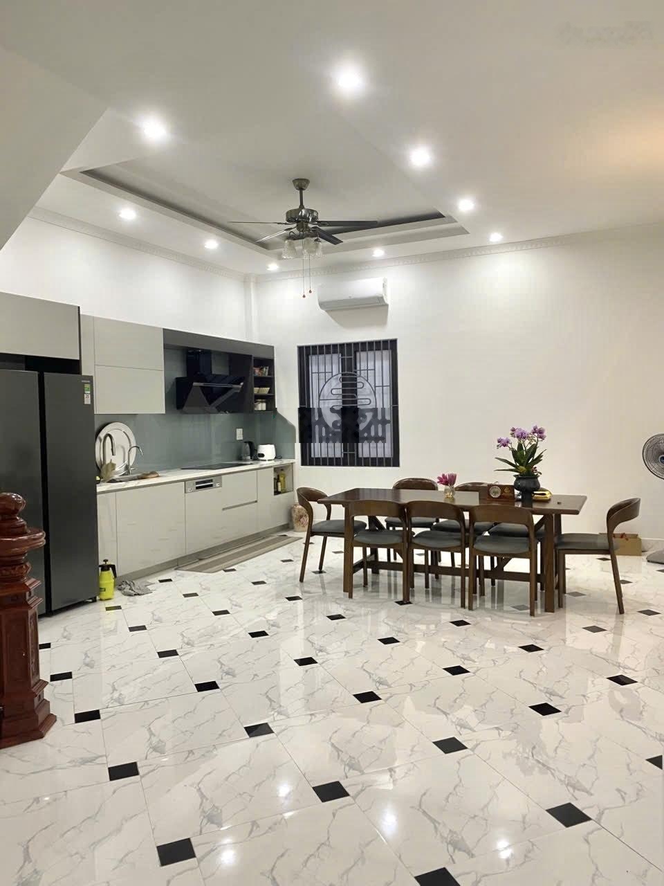 Siêu phẩm Giang Biên, thang máy gara full nội thất giá cực tốt