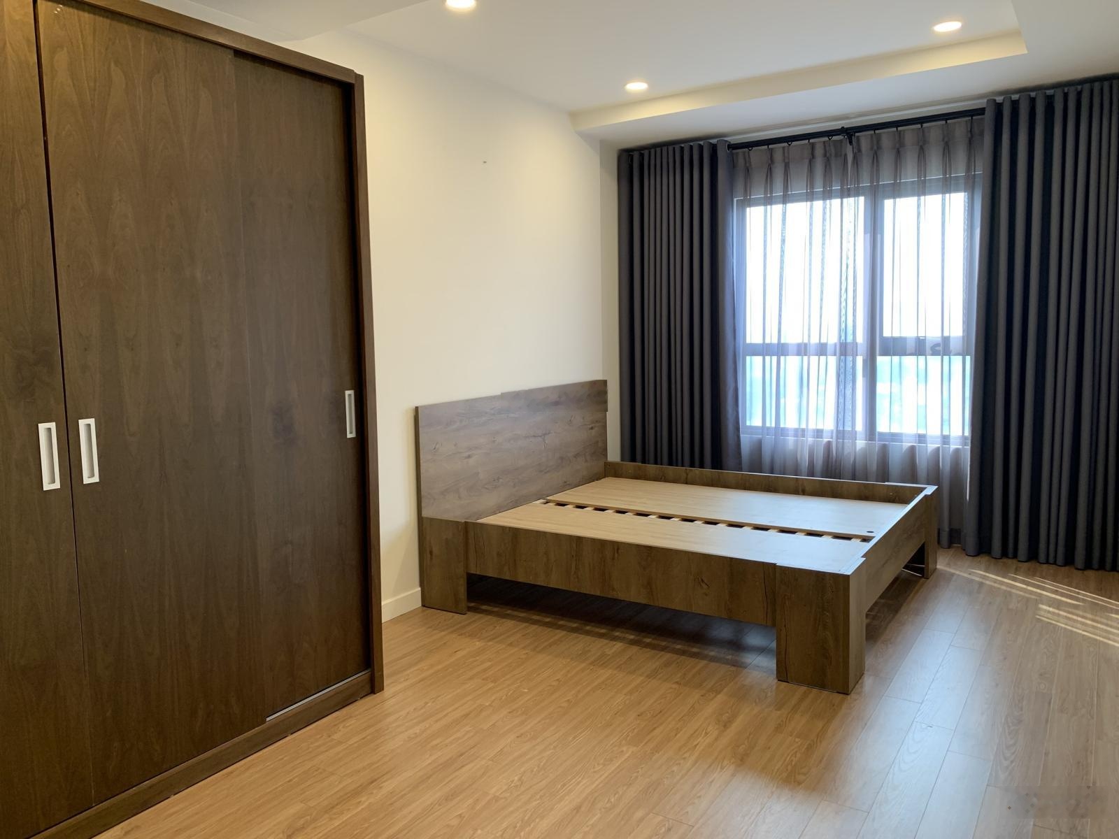 Chính chủ cần bán gấp căn hộ 2PN 96m2 Kosmo Tây Hồ, tầng cao view thoáng, có slot ô tô, giá tốt