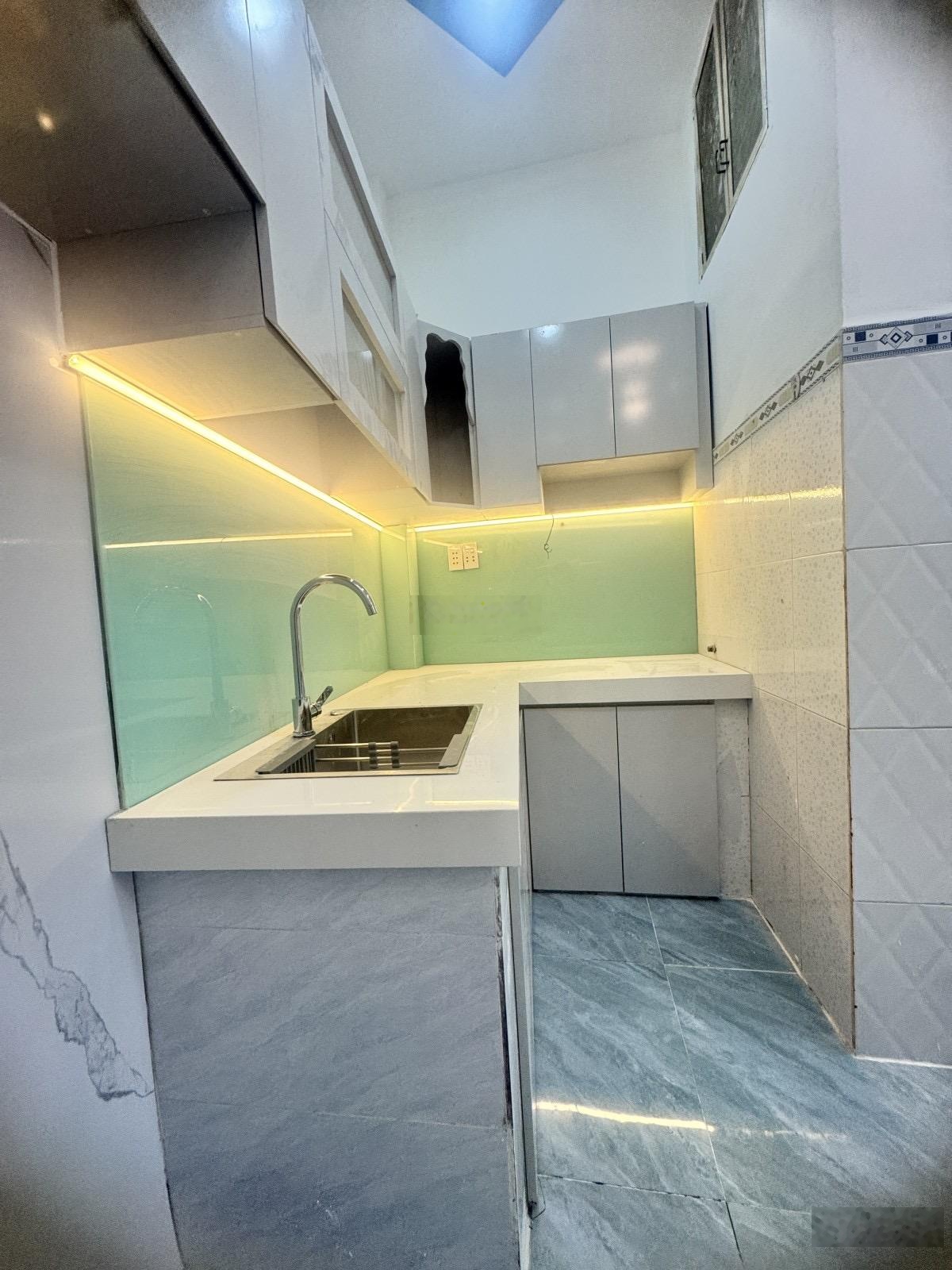 Dương bá trạc quận 8 cách q1 chỉ cây cầu - 3 tầng btct hoàn công - 4pn 3 wc - hẻm thông.