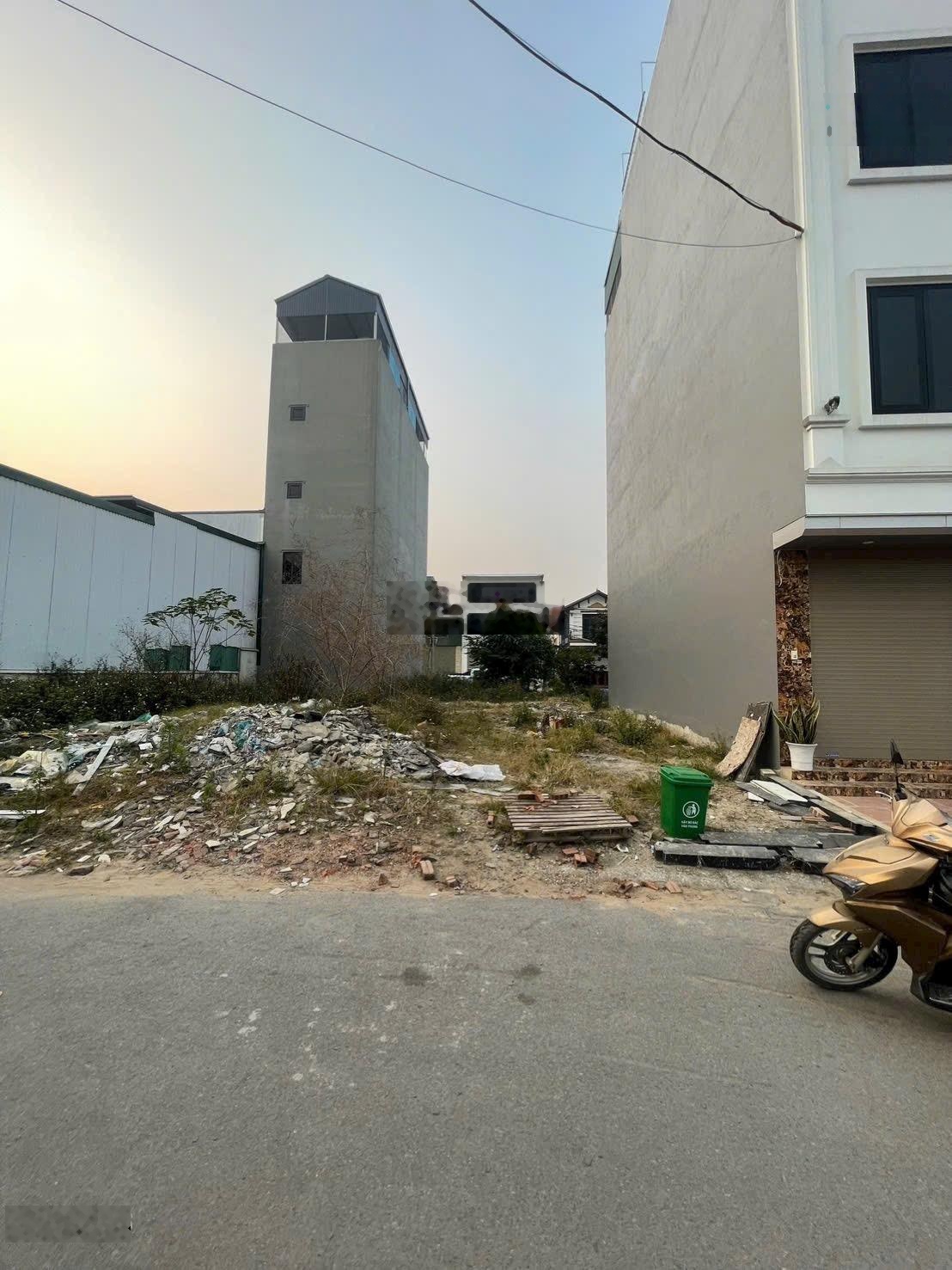 Bán đất đấu giá phường Đông La, Hà Đông Hà Nội: Diện tích: 54m2. Mt 4,5m, đường hè 10m, giá 9.99tỷ