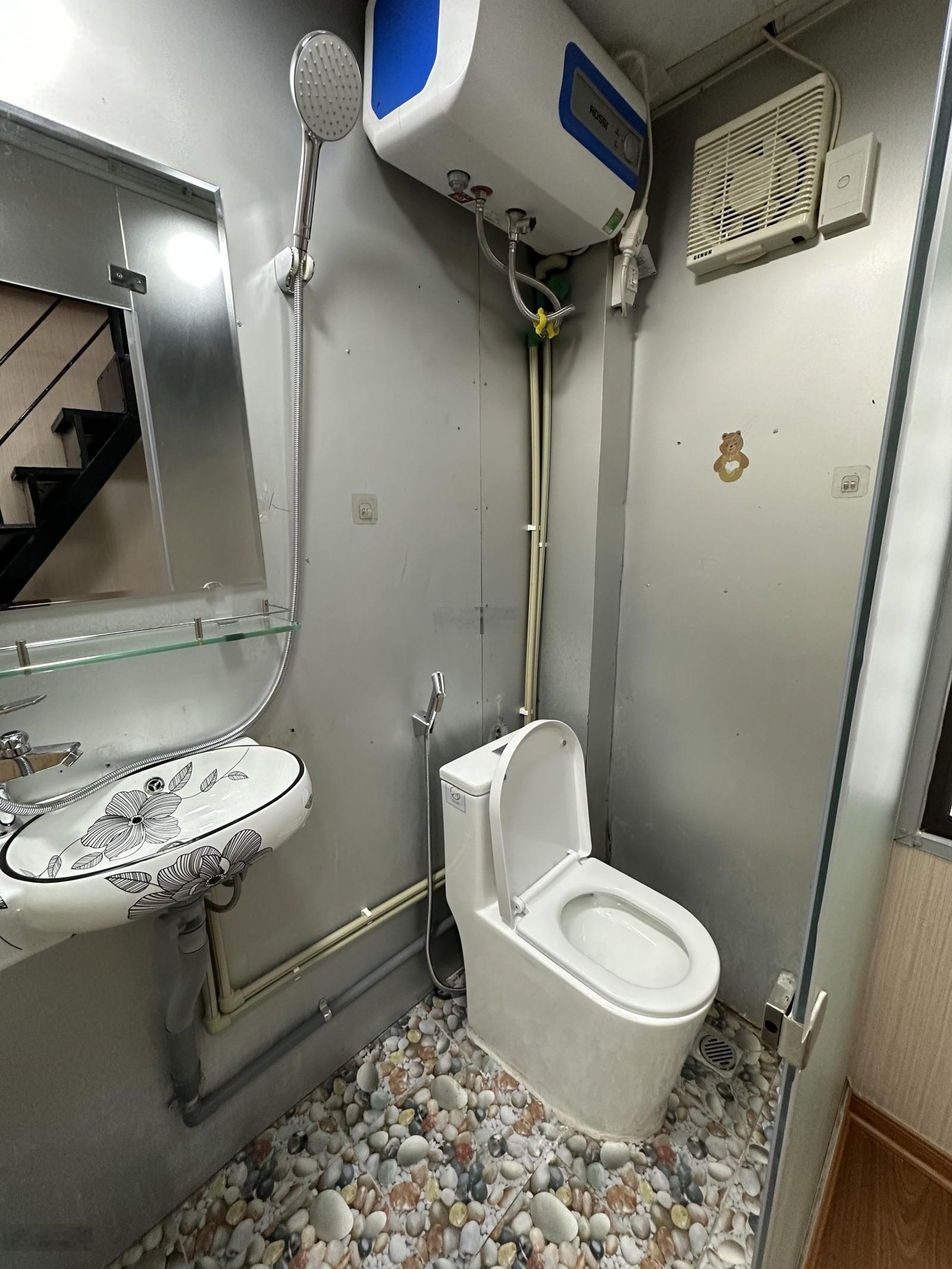 Cho thuê nhà tập thể tầng 2 ngõ 88 Trần Quý Cáp