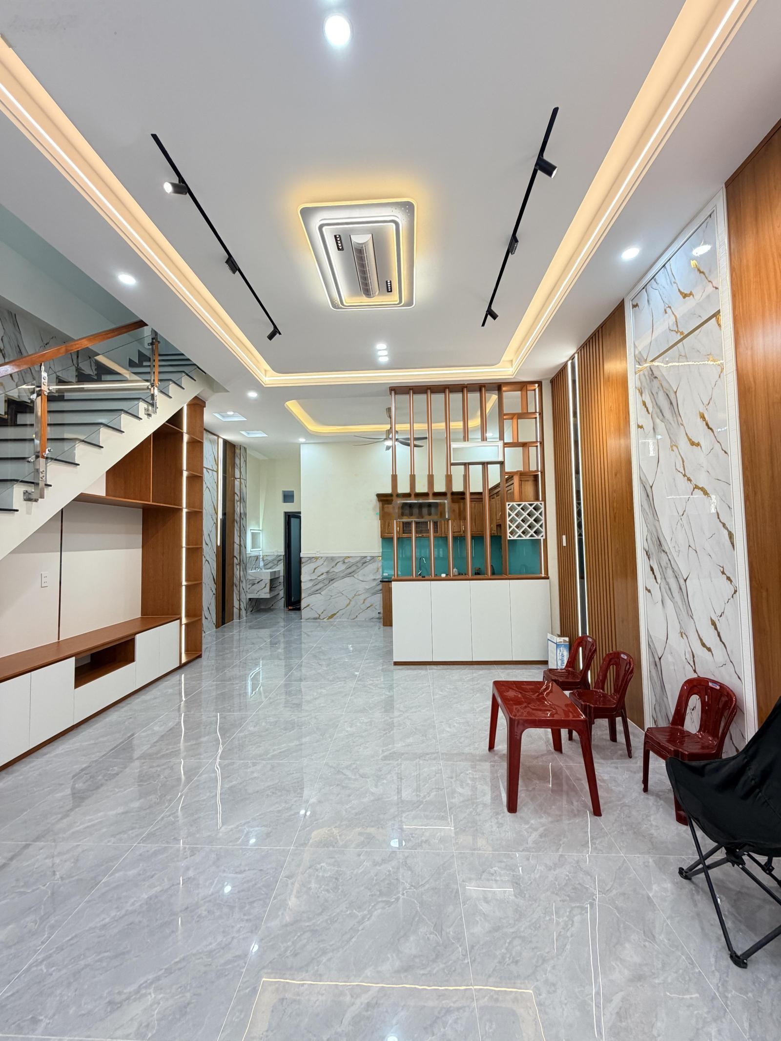 Chủ gửi bán nhà 1 trệt 1 lầu, phường biên hoà. dt: 5,4x15=80m2. giá: 3tỷ700 đường xe hơi.