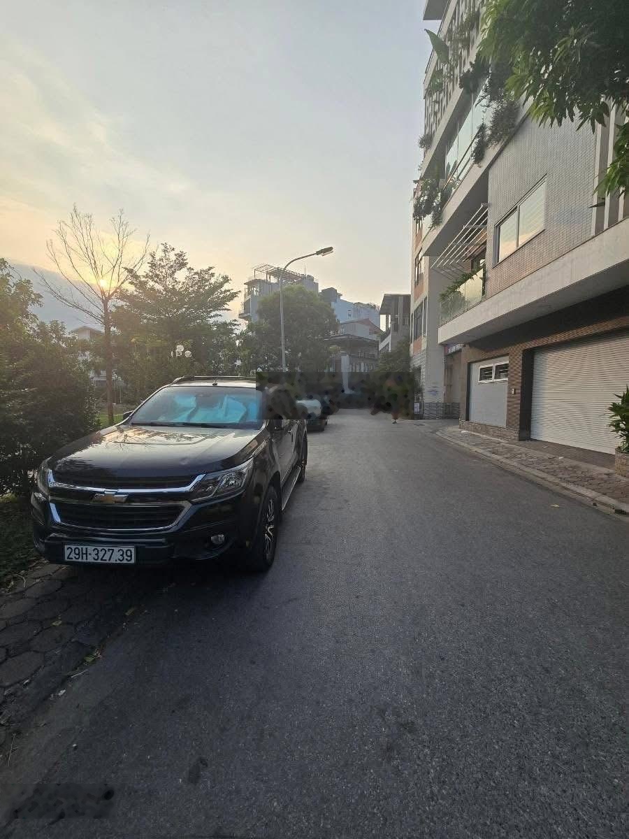 Bán đất ngọc thuỵ-gần trường việt pháp-dt 130m2*mt 6,4m-phân lô-oto đỗ cửa-view hồ-kinh doanh