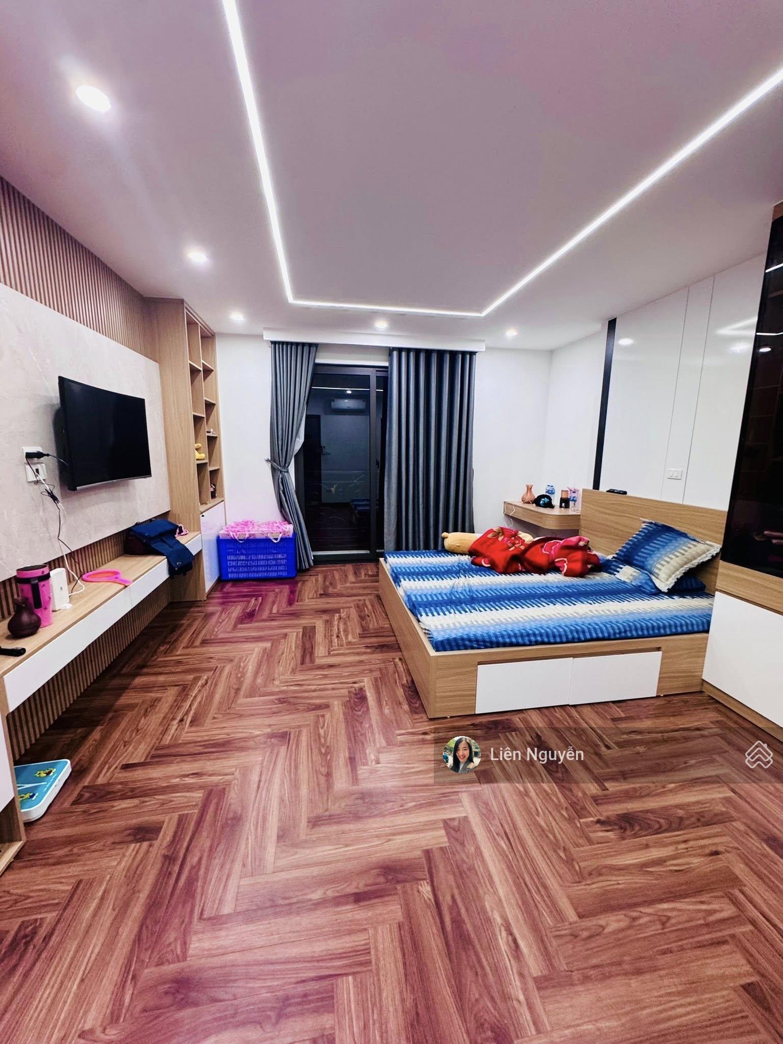 Bán nhà Hoàng Cầu, 60m2, 4 tầng, mặt tiền 4m, 25.8 tỷ, vỉa hè, ô tô tránh, kinh doanh