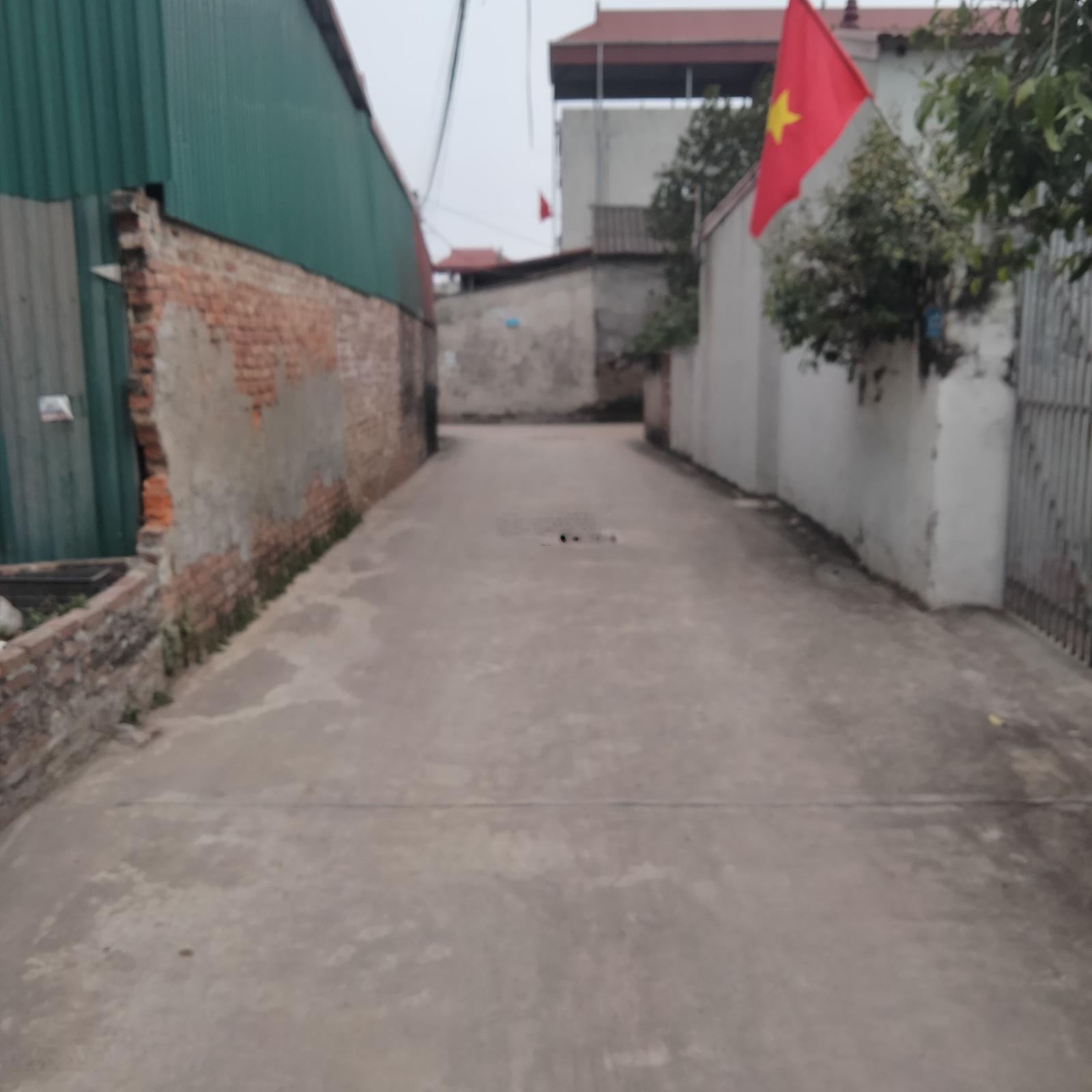 Chủ cần tiền bán gấp mảnh đất dt 72m .mt5m .đường thông vf8 qua đất .cách kcn nội bài. mở rộng 500m