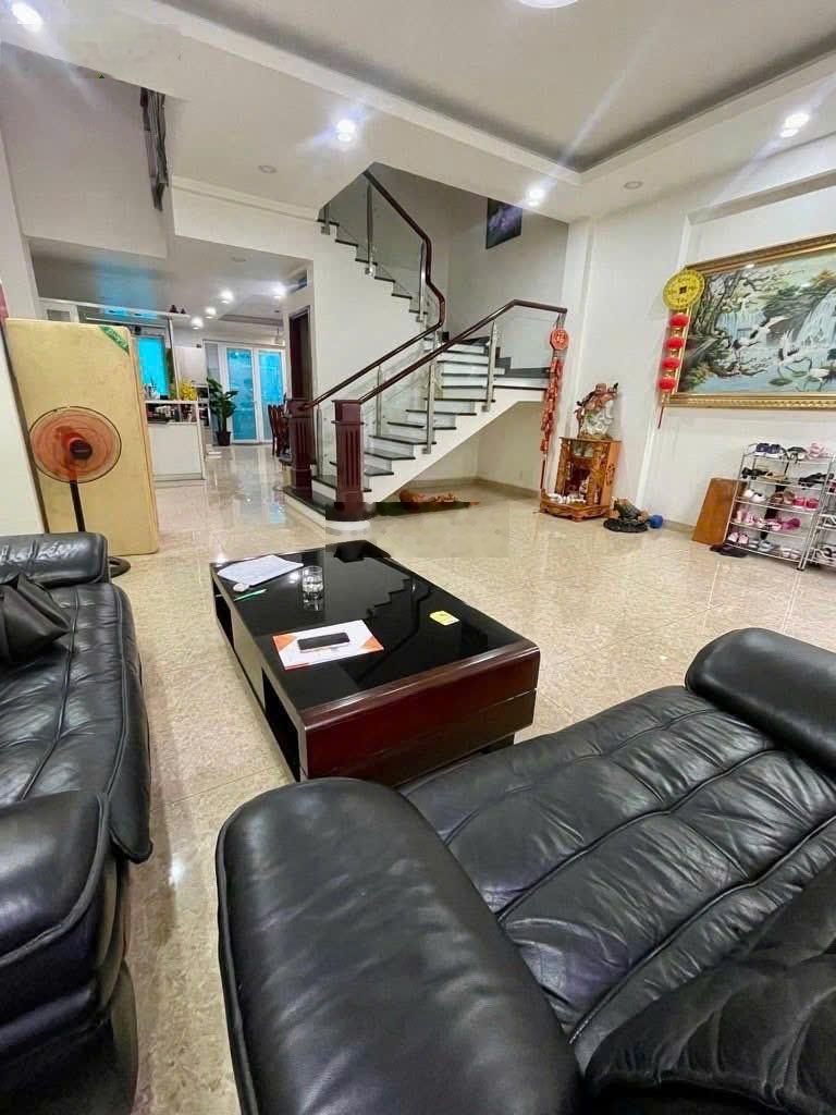 Chính chủ bán biệt thự ngay đường Phạm Văn Đồng, Bình Thạnh. Diện tích: 6x20m, Hầm 4 tầng chỉ 21 Tỷ