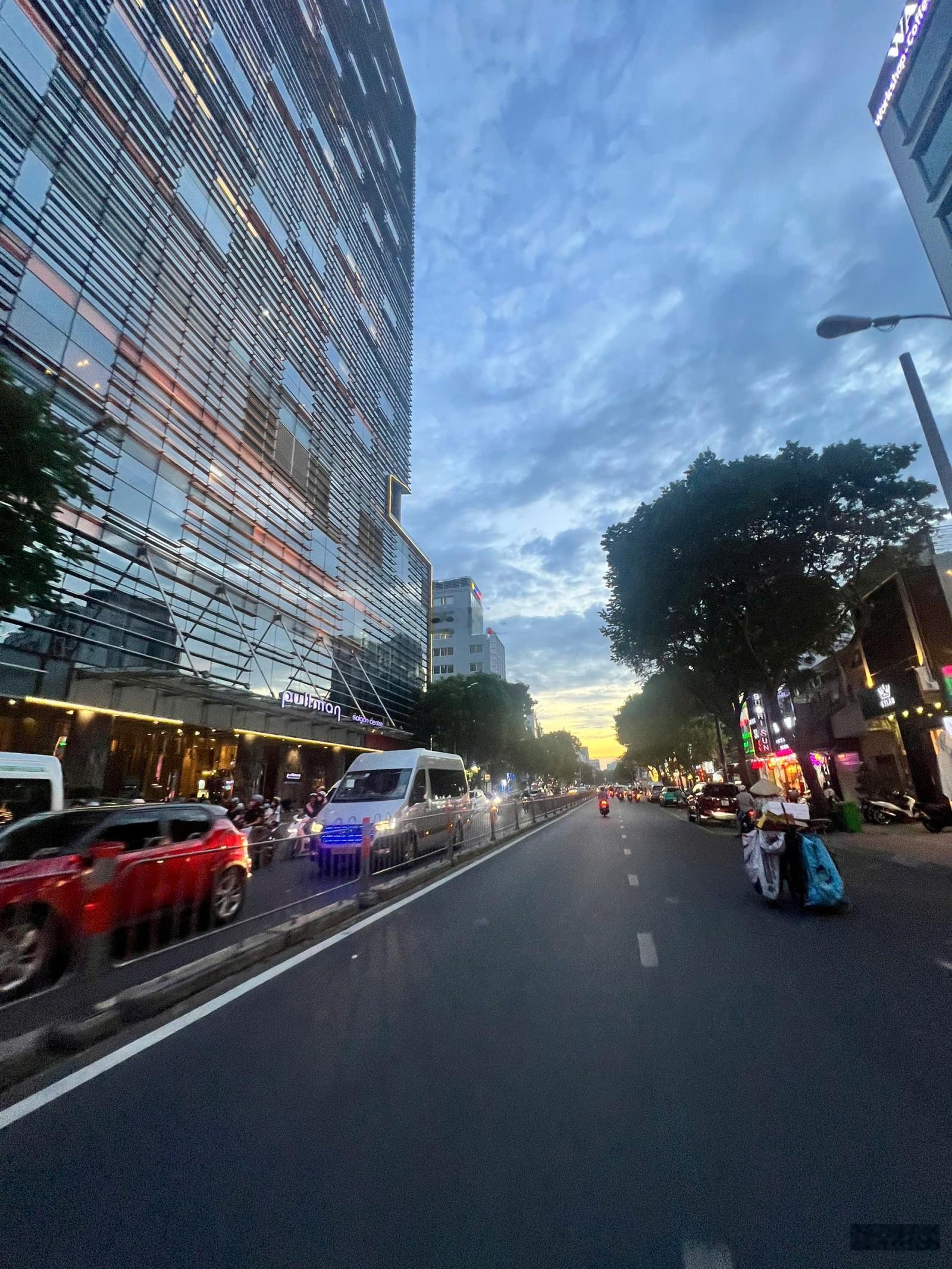 Bán gấp tòa nhà góc 2MT ngay khách sạn Pullman 8,3x15m 5 tầng thang máy HĐT 170 tr - Gía bán 46 tỷ