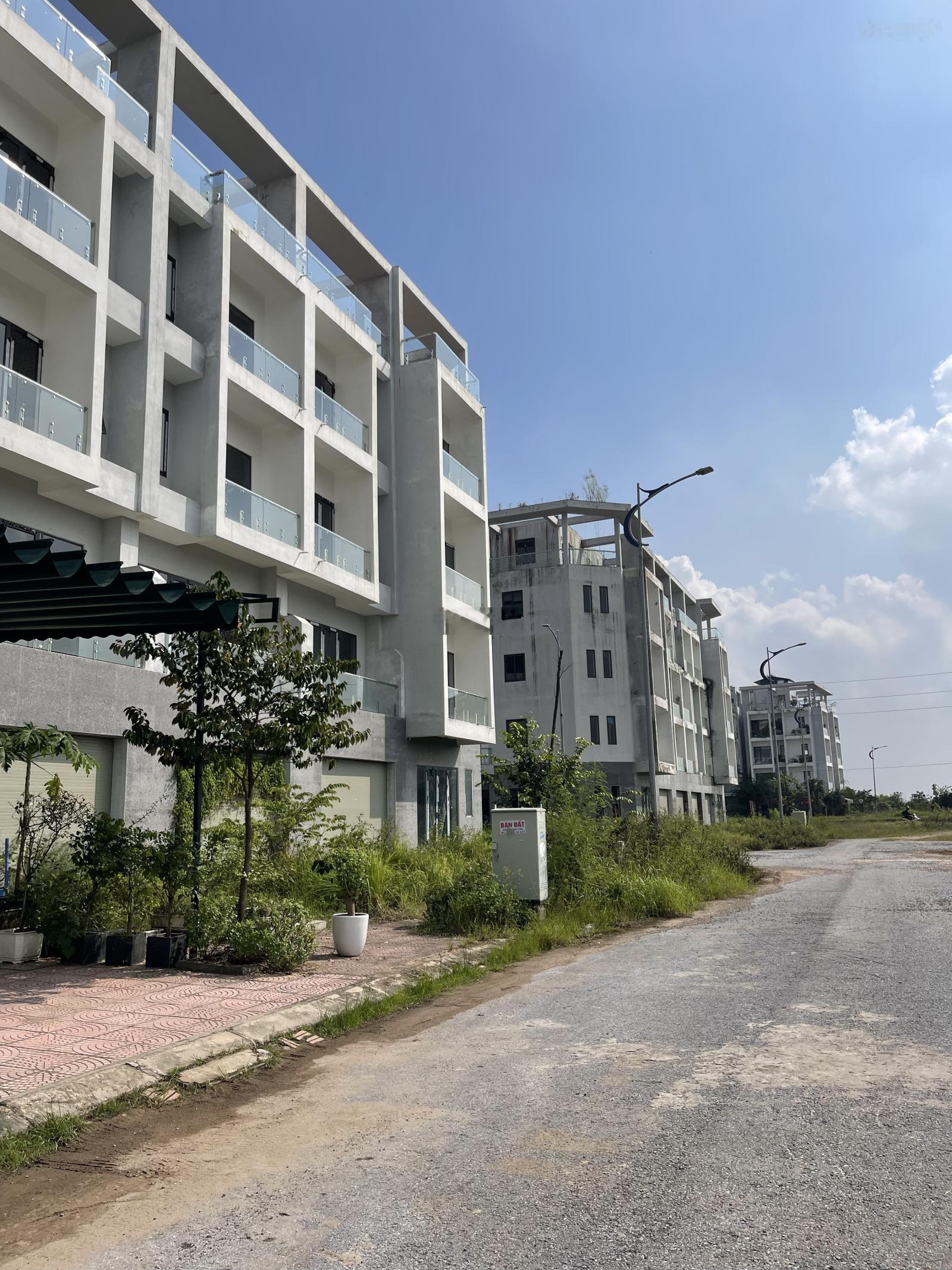 Cần bán duy nhất 1 căn shophouse mặt đường rộng 45m với 8m mặt tiền gần kcn đang san lấp mặt bằng