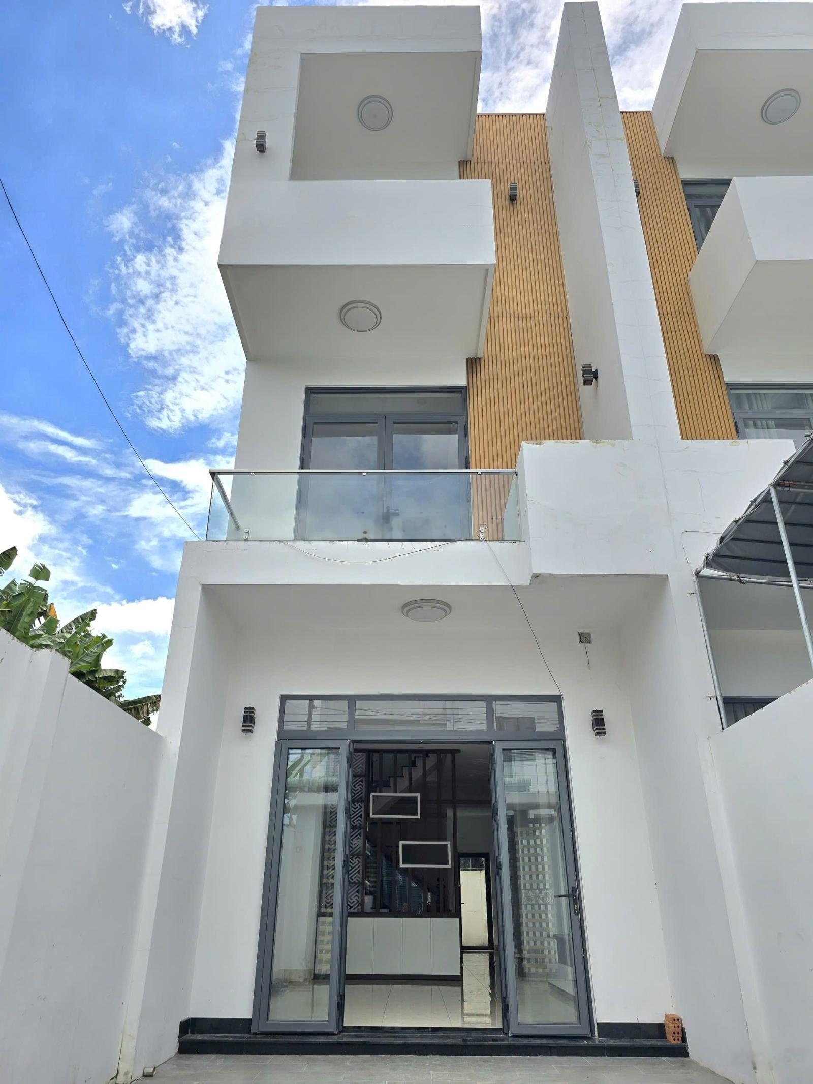 Chính chủ bán nhà 1 trệt 2 lầu Phú Mỹ, 5 phòng ngủ sân ôtô 7 chỗ đã hoàn công gần Phạm Ngọc Thạch