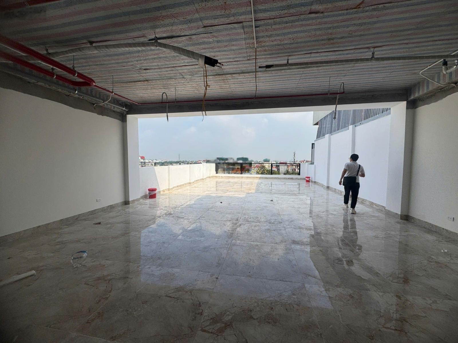 Cho thuê tòa nhà mặt phố lô góc 2 mặt tiền. Diện tích 180m2, mặt tiền 09m, 08 tầng, pccc đầy đủ.