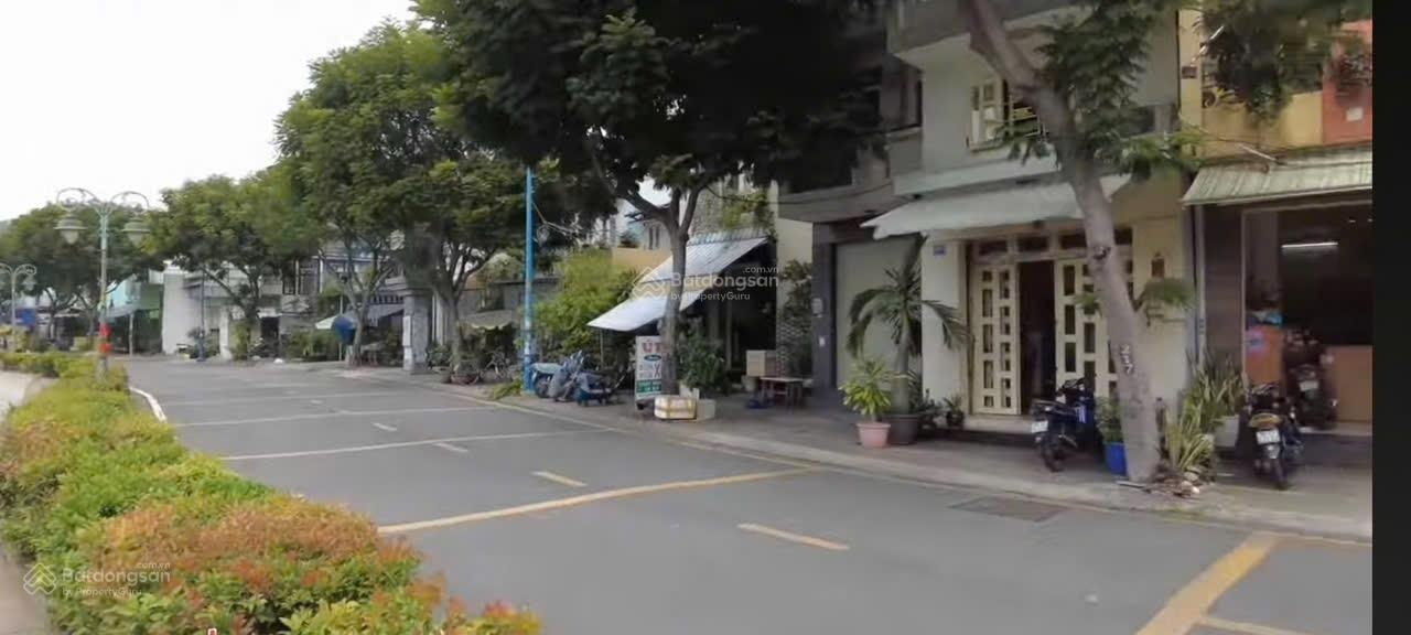 Chính chủ bán nhà 4x11m nở hậu L 5m 3 lầu mặt tiền kênh Lò Gốm đoạn 2 chiều gần cầu Phú Lâm