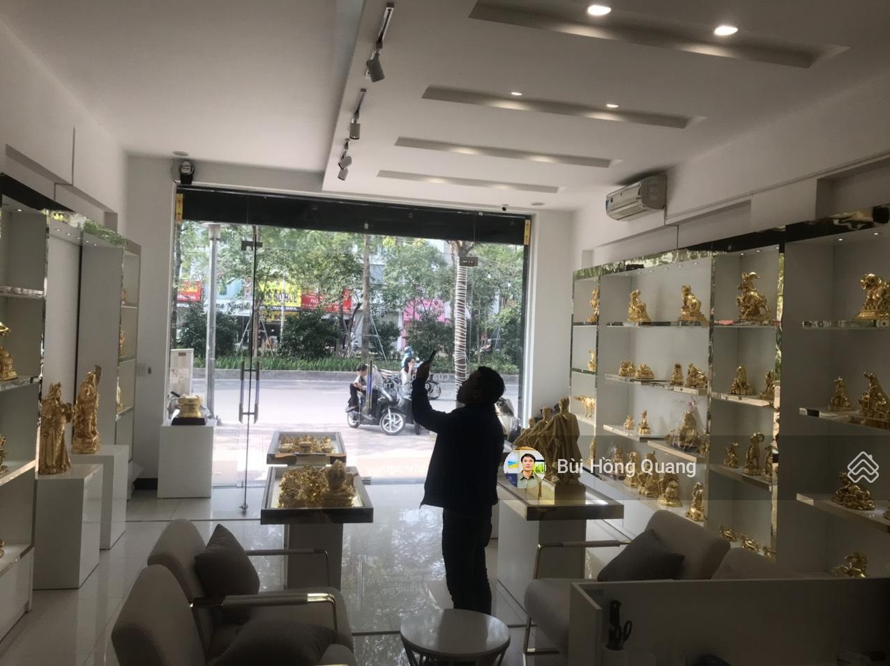 Cho thuê cửa hàng vị trí cực đẹp mặt phố Hàng Bài 50m2, lửng 20m2, MT5m, riêng biệt