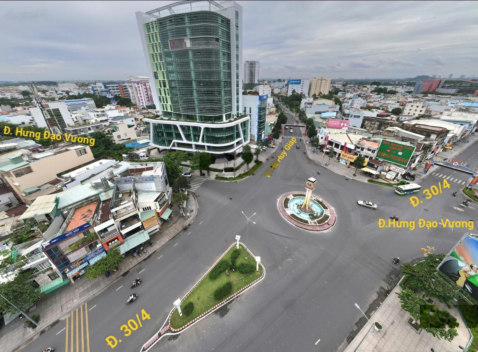 Mặt tiền 8m đường Hưng Đạo Vương, gần công viên Biên Hùng. Có bãi đậu xe rộng, vị trí siêu đẹp