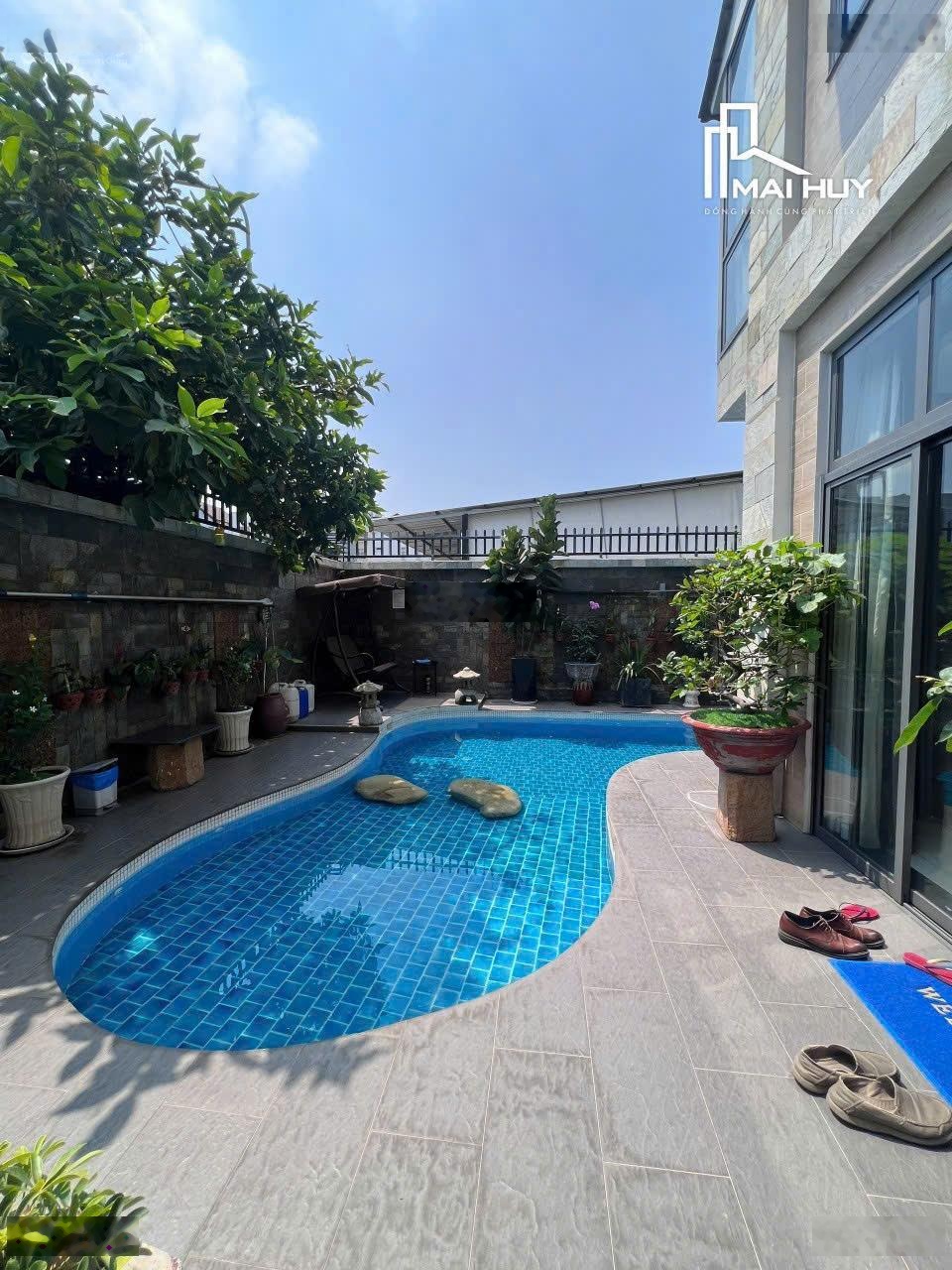 Gỉảm 50 tỷ ! Bán biệt thự Nguyễn Văn Hưởng, Thảo Điền-656m2-3 tầng - hồ bơi - sân vườn gía 115 tỷ