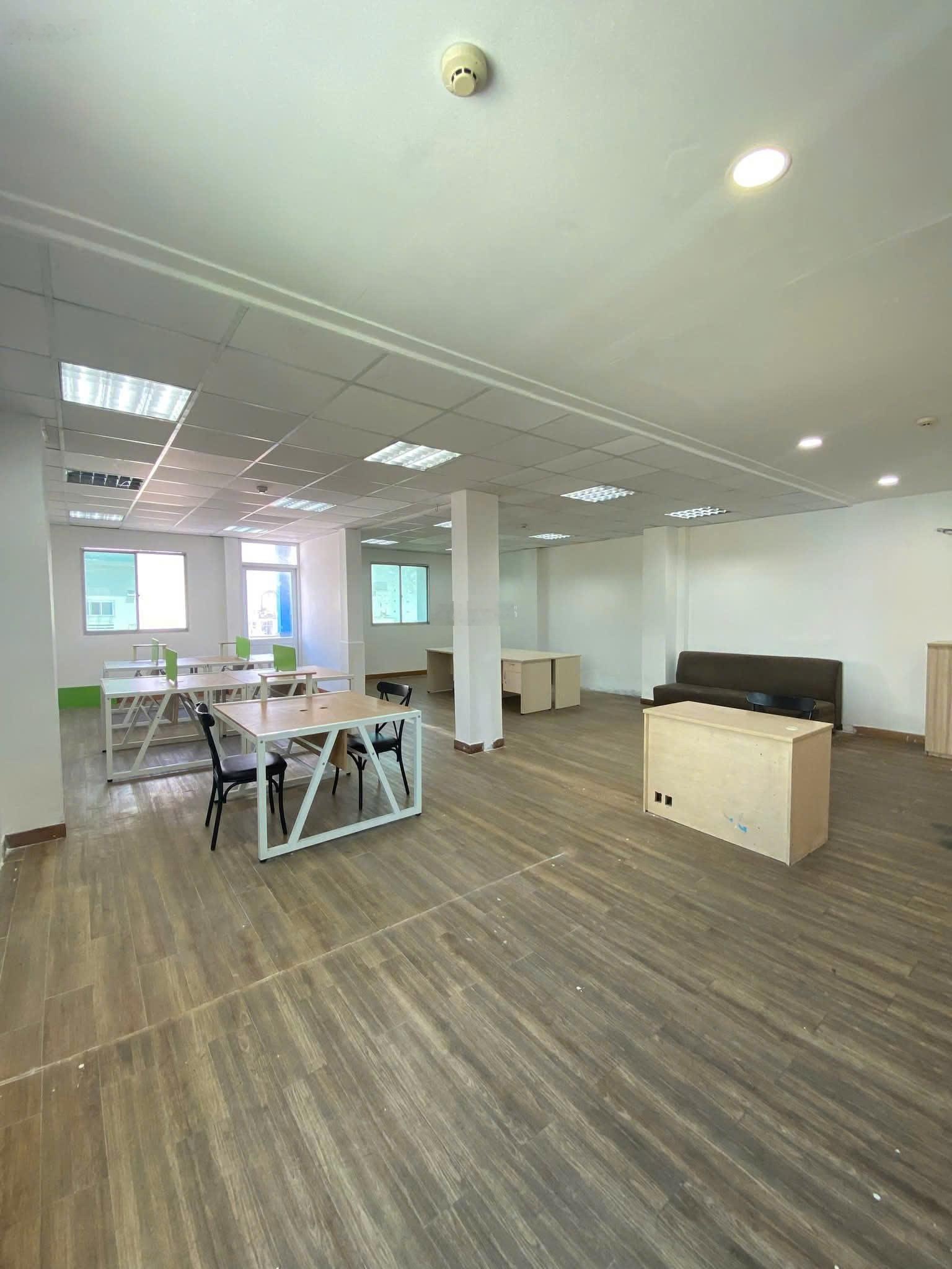 Cho thuê văn phòng đường Nguyễn Gia Trí, DT 90m²