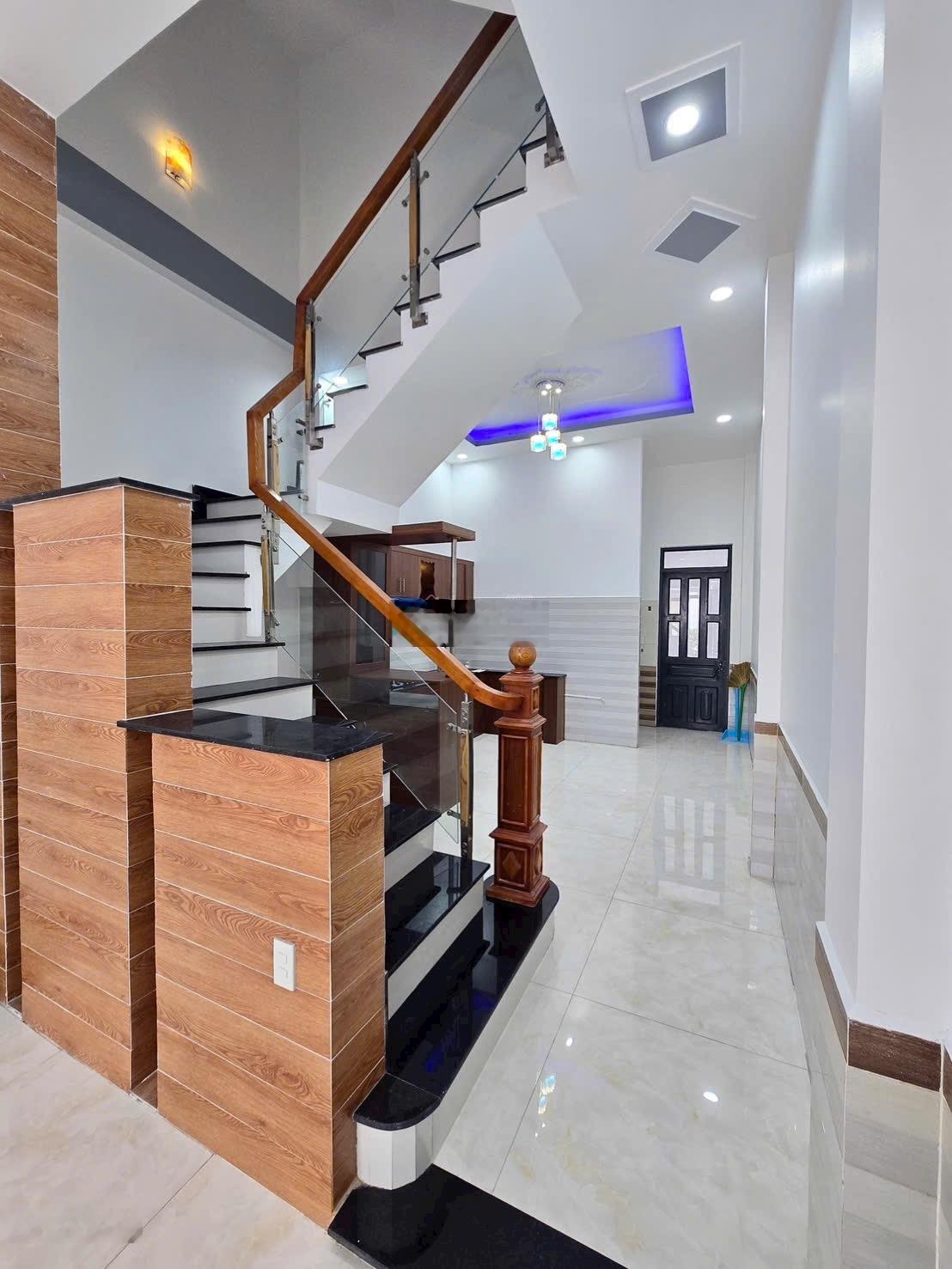 Chủ gửi bán căn nhà 1 trệt 2 lầu (hoàn công) tại KDC ngay chợ mới Bửu Long. Giá chỉ 4 tỷ