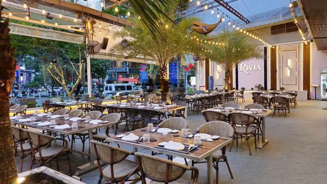 Mặt tiền phan đình phùng tiếp giáp quận 1 bề ngang mặt tiền 20m dài 35m