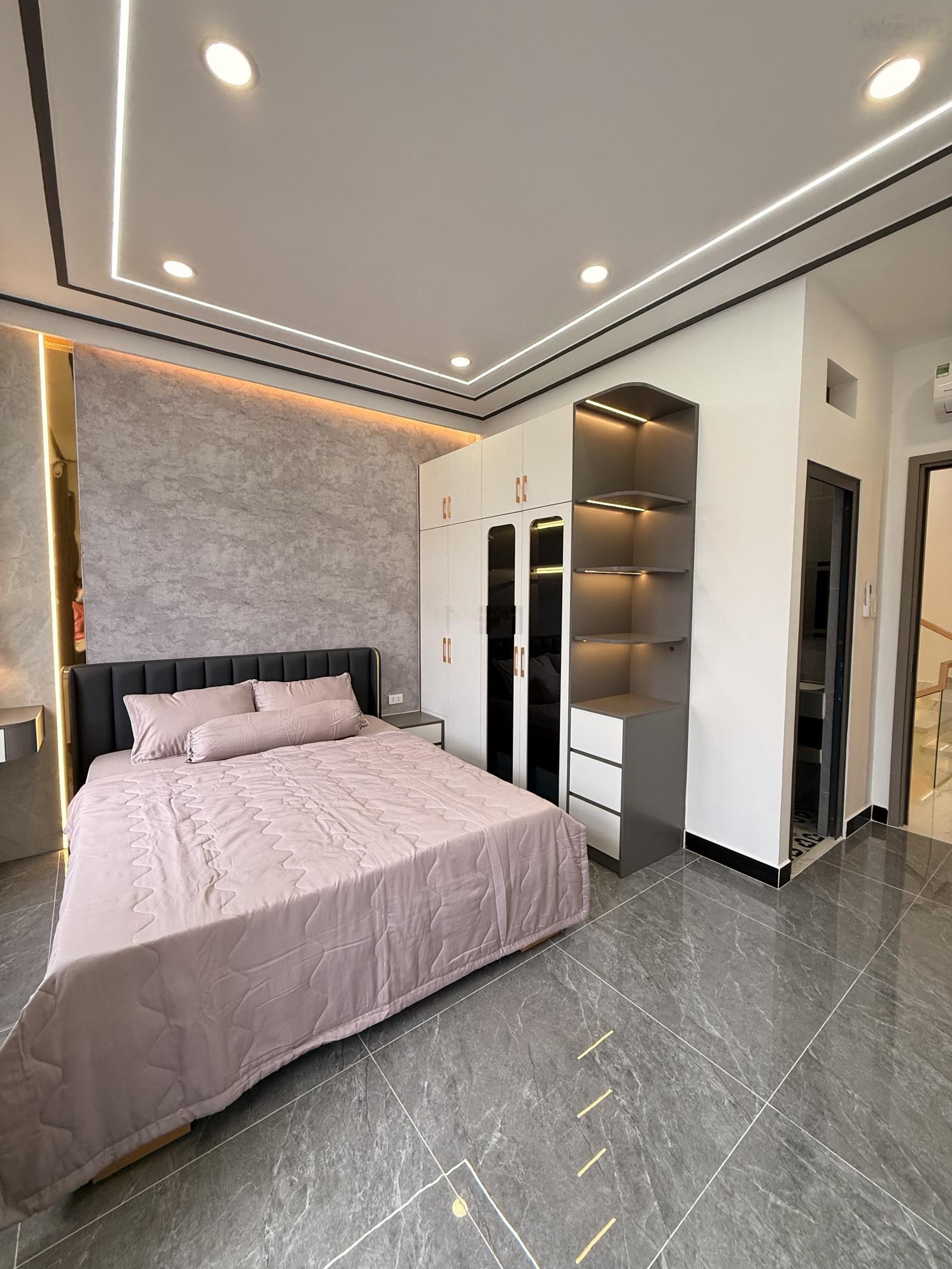 Nhà đẹp mới xây xong - 5 tầng ngay CC Thạnh Lộc gần ngã tư ga giá 6 tỷ 680 - HXH