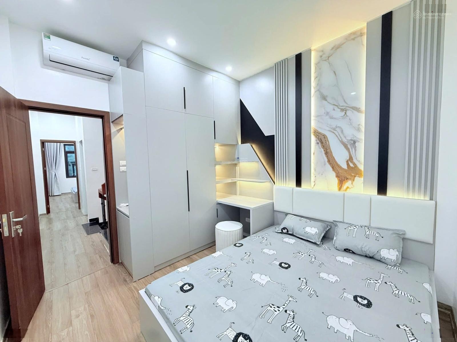 Chỉ hơn 5 tỷ Thang máy! Nhà mới Ngãi Cầu, An Khánh. 40m ra phố. 35m2*6t. Mt:4.2m. Mới, thông sàn.