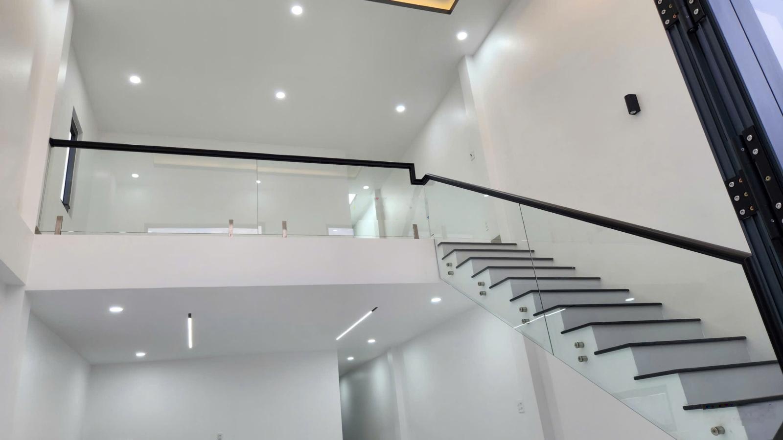 Nhà mới xây dựng 1 trệt 1 lầu, 3PN, 2WC, kiểu hiện đại, cách QL 80 ~ 100m, ô tô tới nhà, vỉa hè 4m