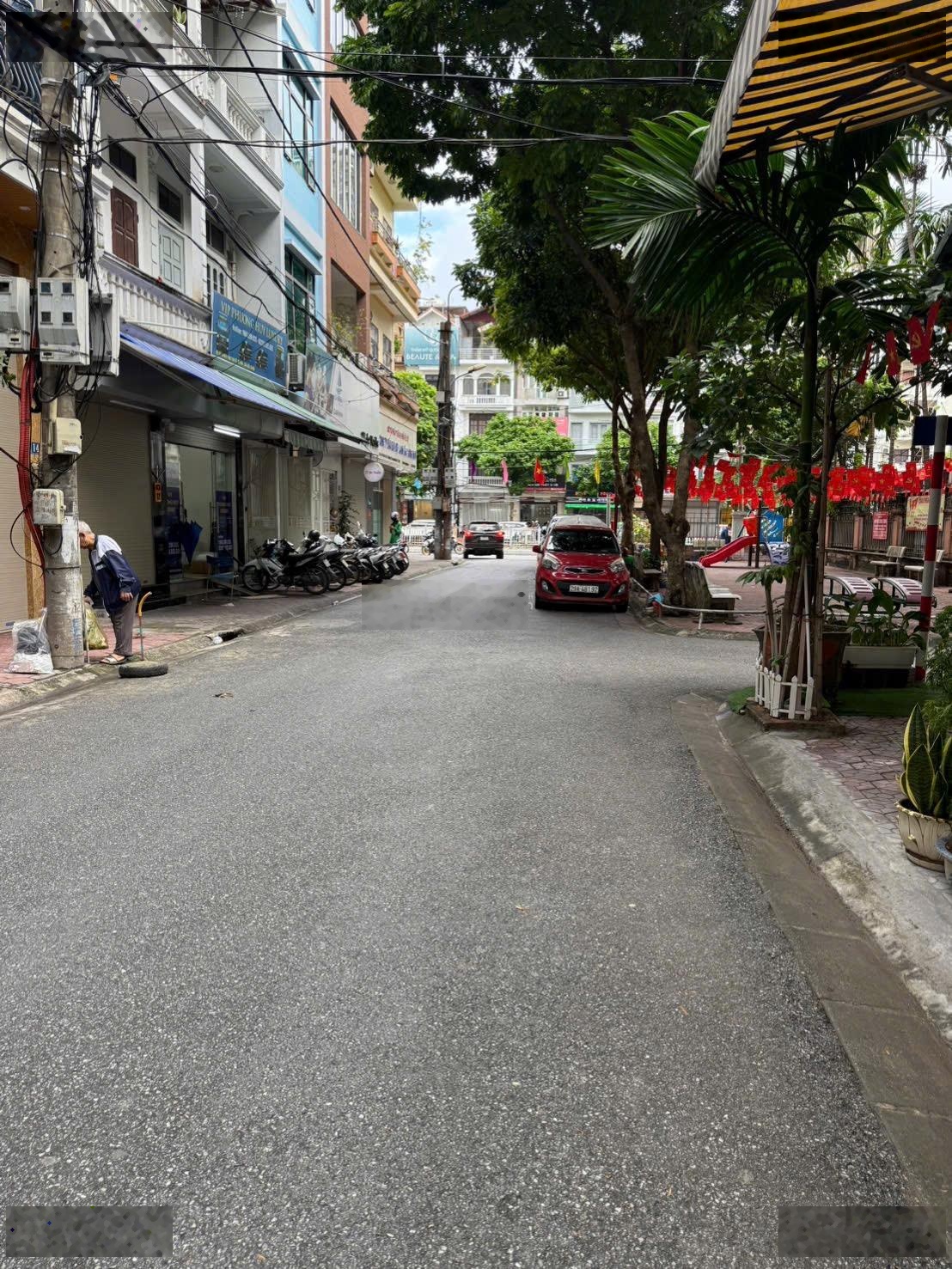 Bán nhà Mạc Thái Tổ, dt65m, Mt5,2m, phân lô, gara ô tô, Kinh doanh, sát phố