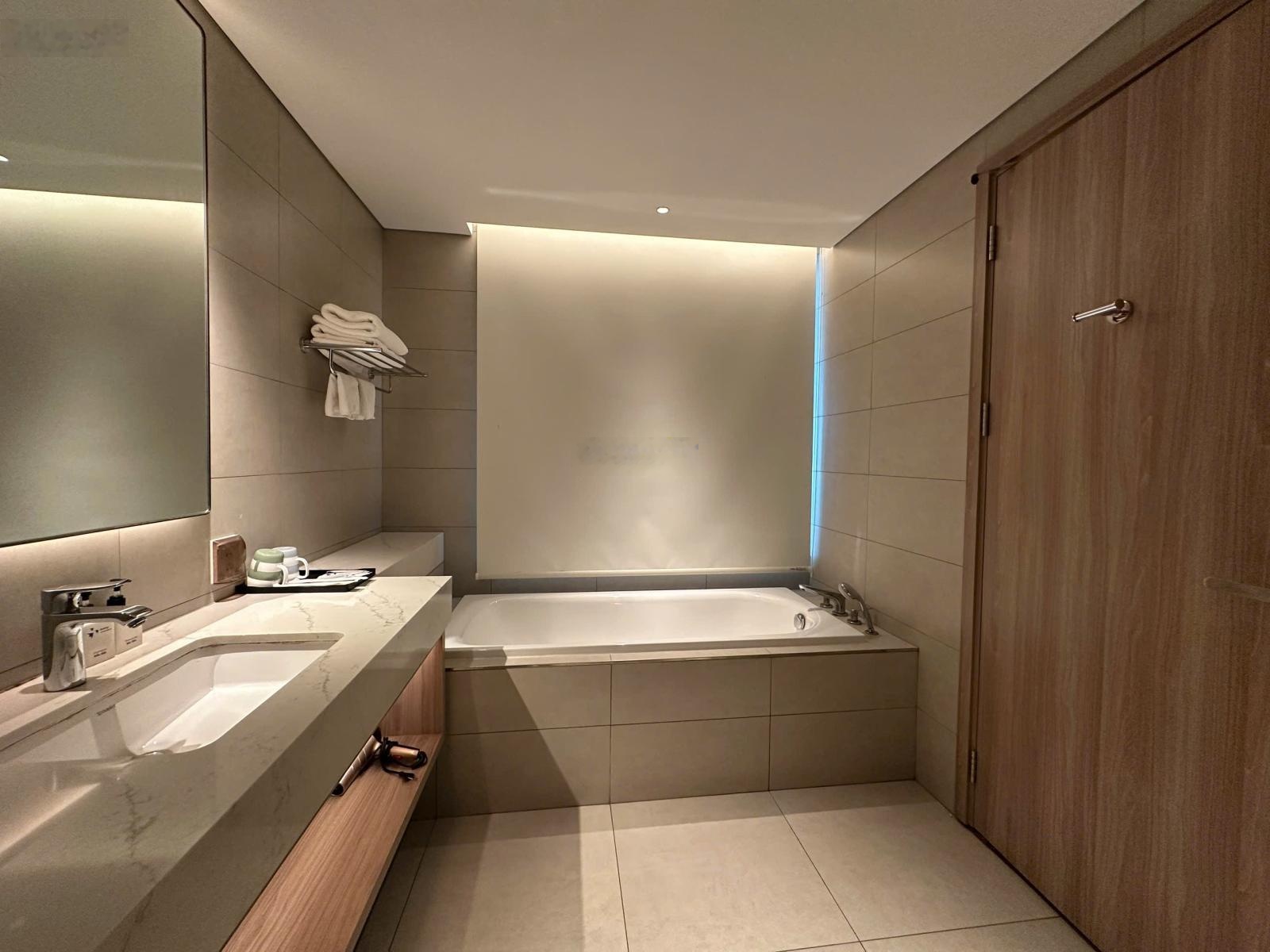 Chính chủ chuyển hướng kinh doanh, bán nhanh căn trục B-02 sea view tầng cao A La Carte Hạ Long.