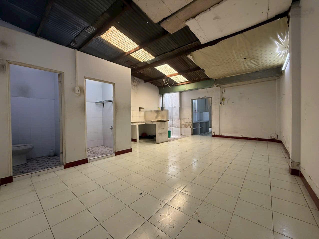 Đường nhựa 8m Lạc Long Quân (3.8x16)m, tiện kinh doanh - có vỉa hè