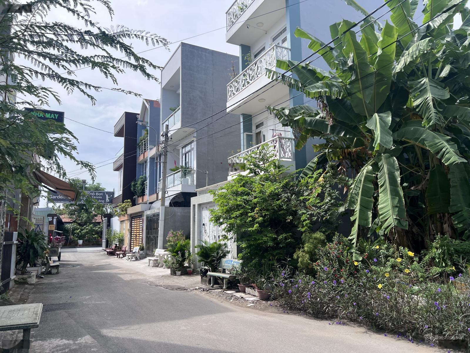 Nhà 3 tầng cạnh Đông Tăng Long, có hồ bơi và sân cầu lông đường 8m oto tránh chỉ 5tỷ