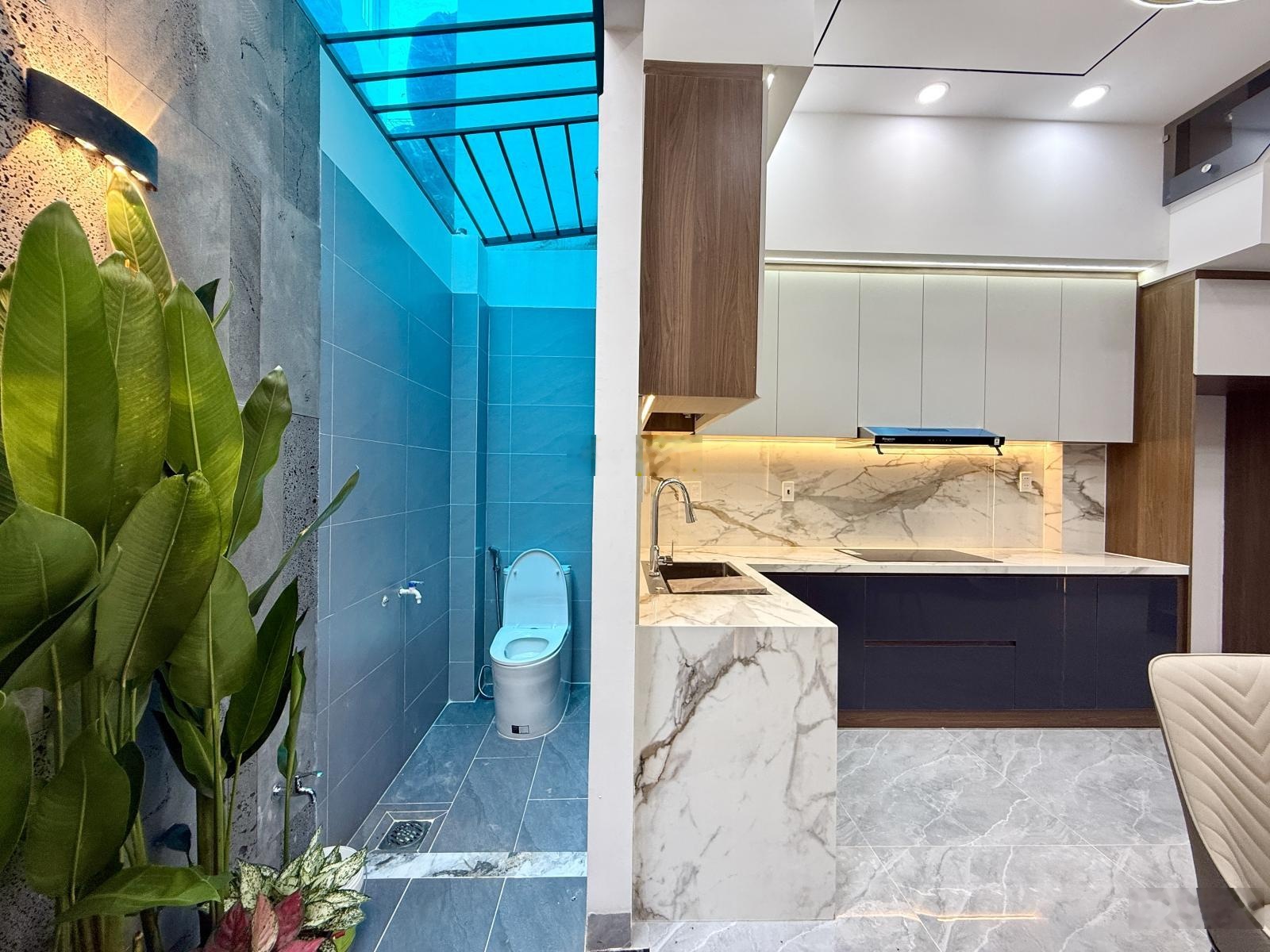 Nhà đường thông xe hơi, bên trường tiểu học, DT: 4x13.5m, trệt, 2 lầu, 3PN, sân trước, sân thượng