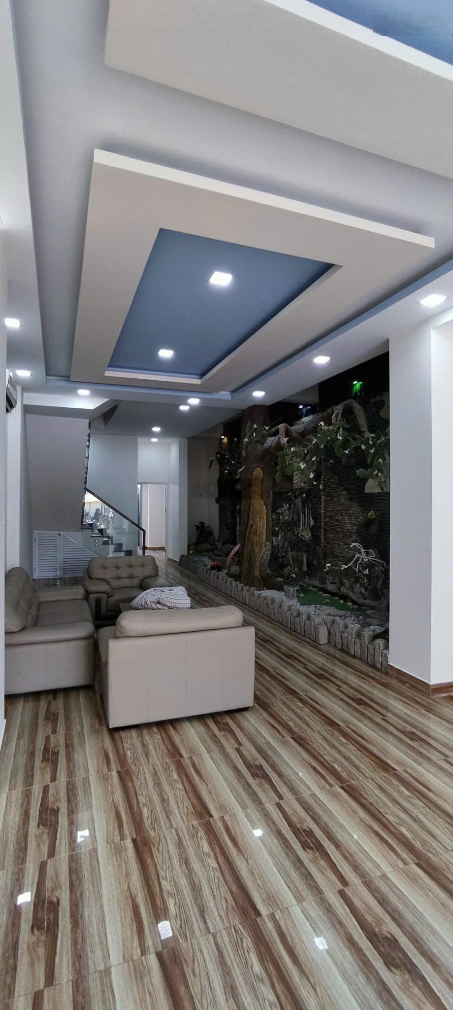 Bán căn Nhà mặt tiền Trệt 6 Lầu + Thang Máy (5mx20m) có hẻm sau , 10PN 12Wc (Hđ Thuê 65tr/tháng)