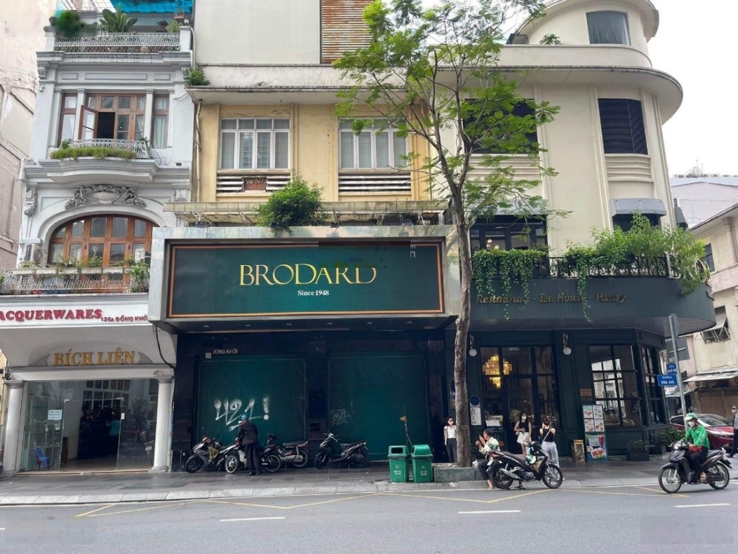 Ngang 10m, hơn 600m2 sử dụng - trung tâm hành chính - mặt tiền 130 đồng khởi, quận 1.!!