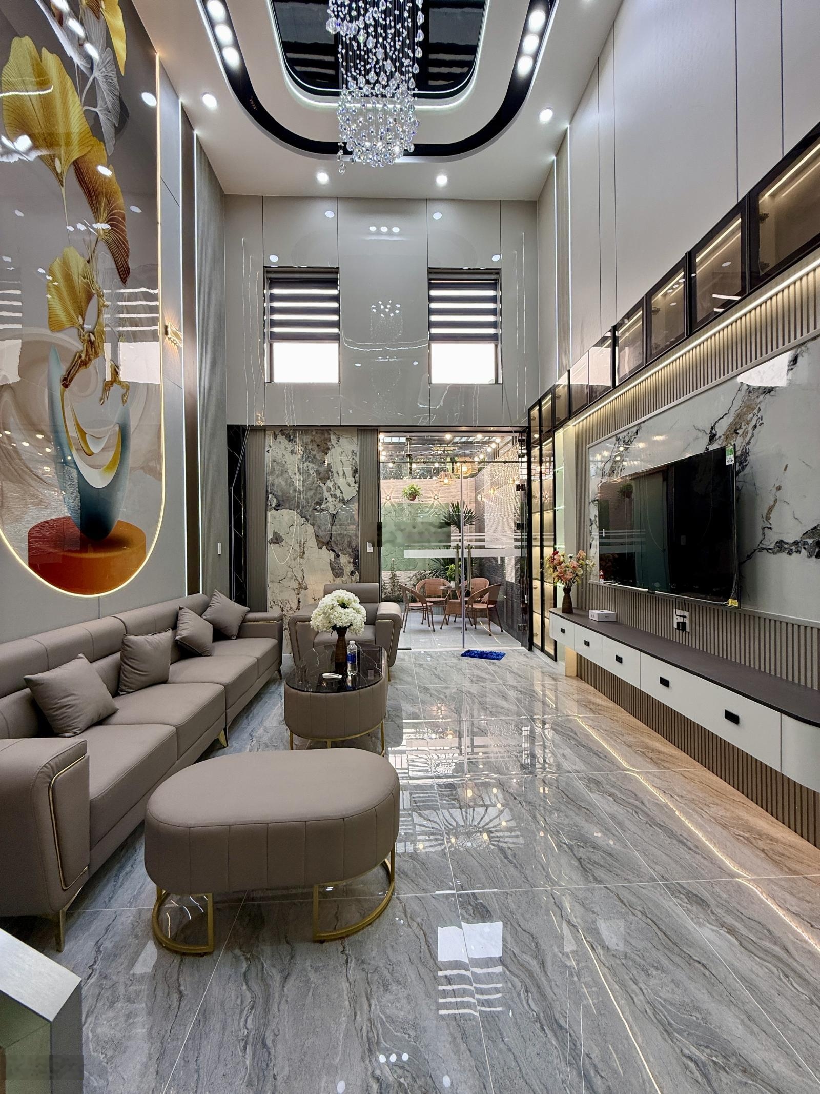 Nhà Có Thang Máy sát bên Gò Vấp, DT:4x22M, Lừng, 3 Lầu, 4PN, 5VS, P.Thờ, Gara ô tô, 8.35 tỷ