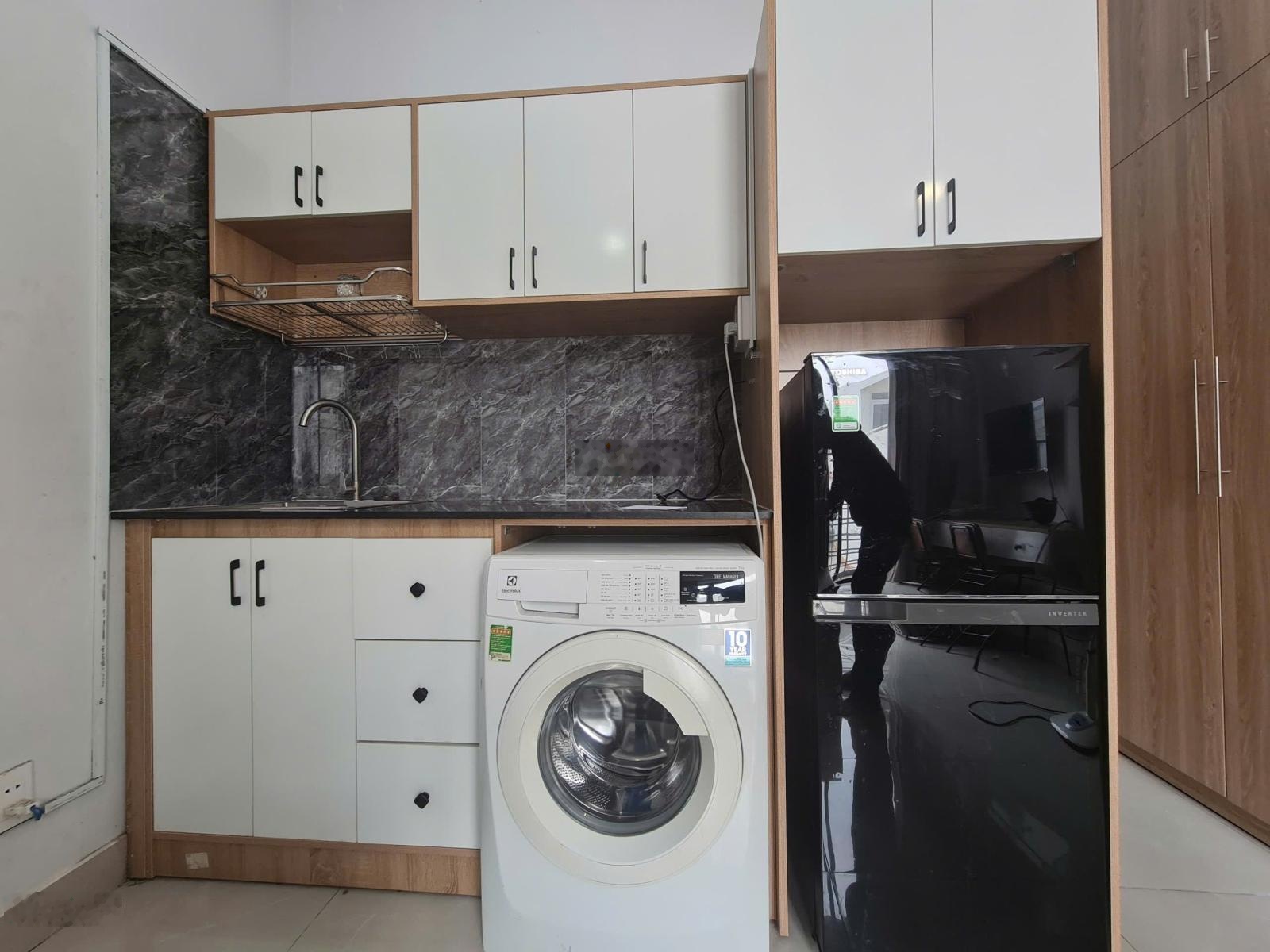 Chdv ngay ngã tư Phú Nhuận - Nguyễn Đình Chính - ban công - full nội thất, máy giặt riêng