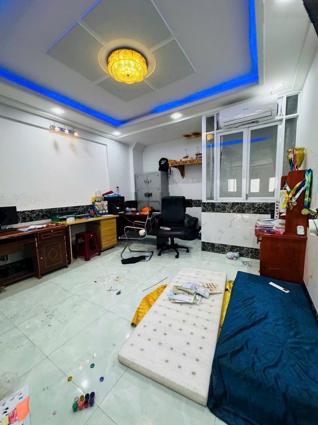 Gần Lữ Gia - Hẻm 5m - 4 tầng 4PN - DT 4m x 15m - Chỉ 6.4 tỷ