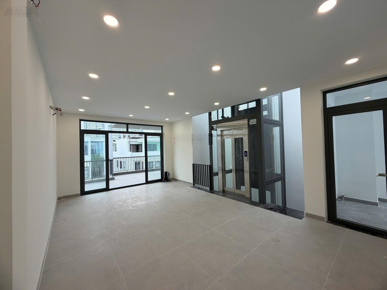 Nhà cho thuê khu Đảo Kim Cương Quận 2. DT: 7x18m, hầm 4 tầng, 2P . Có thang máy, máy lạnh. Giá 55tr