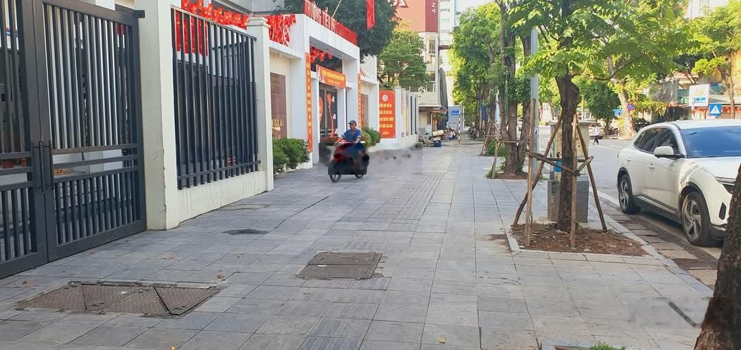 Bán nhà mặt phố đường Trần Hưng Đạo, 350 m2, 4 tầng, MT 10 m, 1 sổ 1 chủ hiếm nhất phố Tây