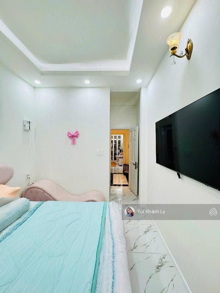 Phú nhuận khuvip phan đình phùng - thông phan xích long- qua cầu kiệu là quận 1