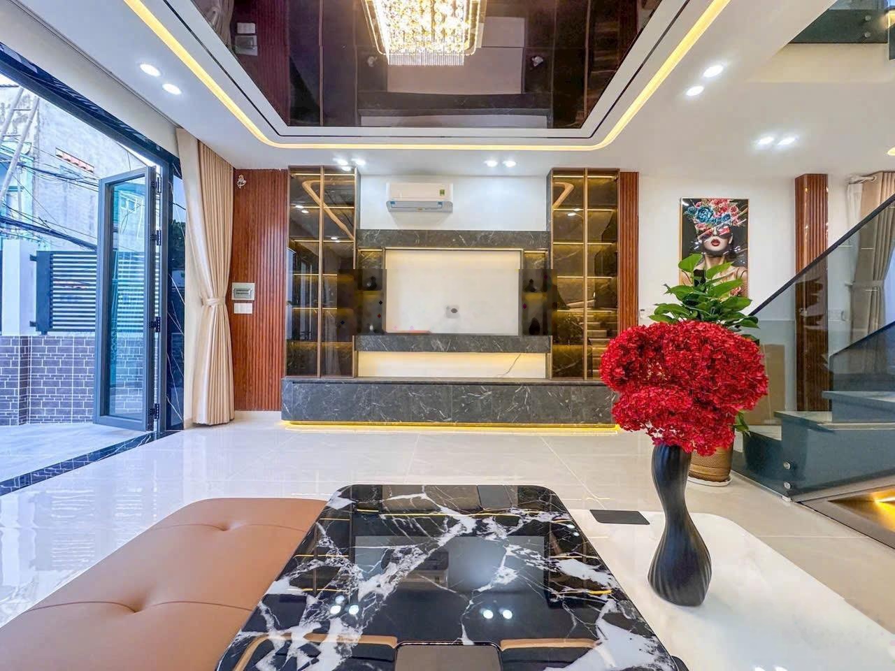 Nhà gốc tuyệt đẹp diện tích khủng 5,1m dài 22m, có 4 phòng ngủ có phòng dưới đất