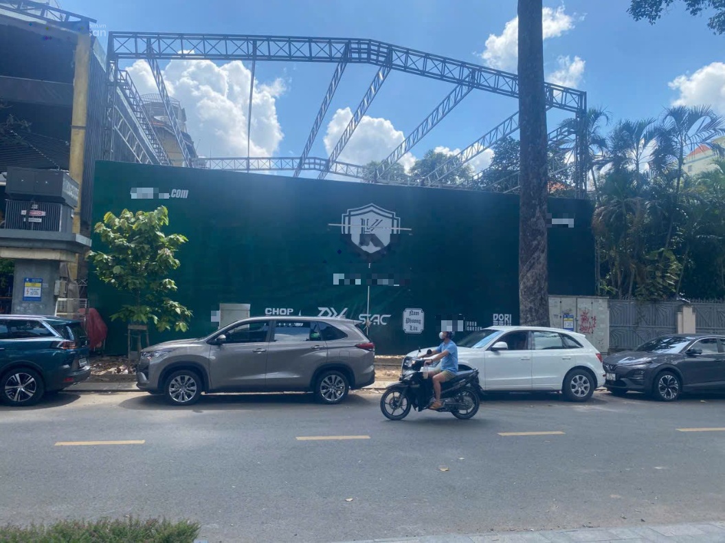 Mặt tiền ngang 18m - trống suốt hơn 700m2 số 84 sương nguyệt ánh, quận 1