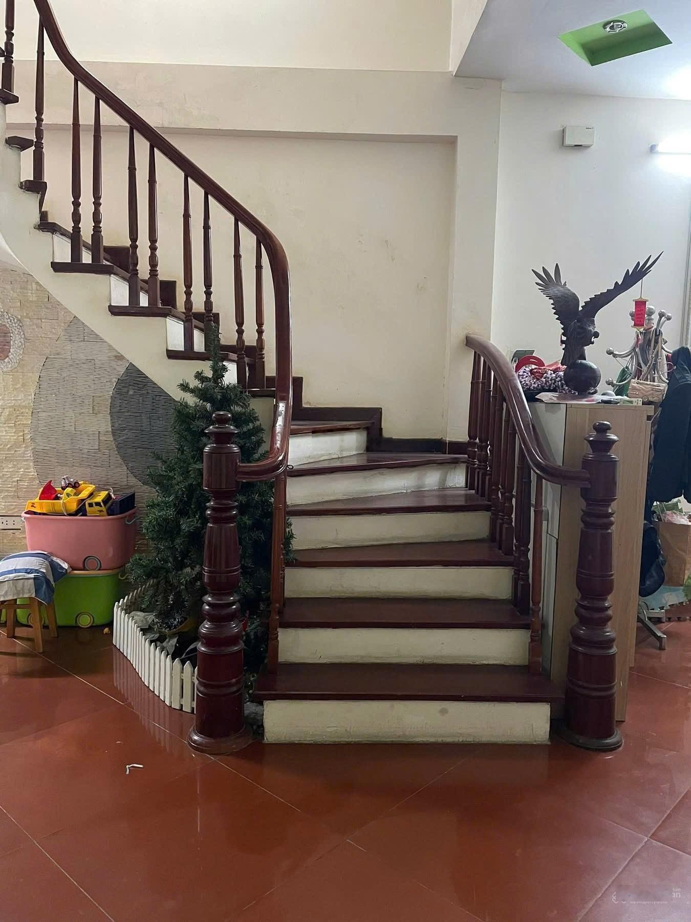 Cho thuê nhà Vĩnh Tuy, 50mx4tầng 11,5 triệu/th, 3 ngủ, full đồ, gần trường ĐH kinh doanh