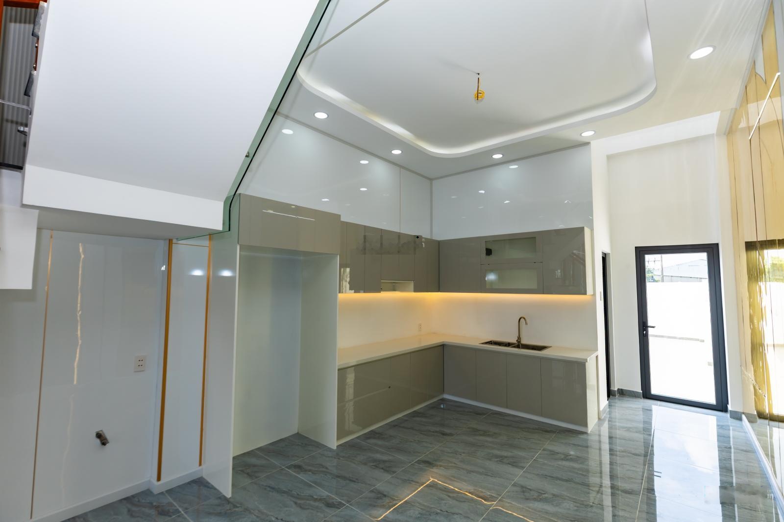 Bán nhà 1 trệt 2 lầu Tương Bình Hiệp - Thủ Dầu Một, sỗ sẵn, đường xe hơi chủ ngộp giá 2,95 tỷ