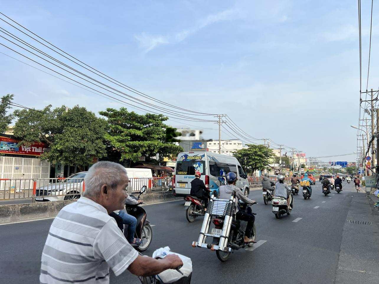 Bán lô đất 8mx25m 25 tỷ mặt tiền QL13 Hiệp Bình Phước đang có HĐ thuê 45 triệu