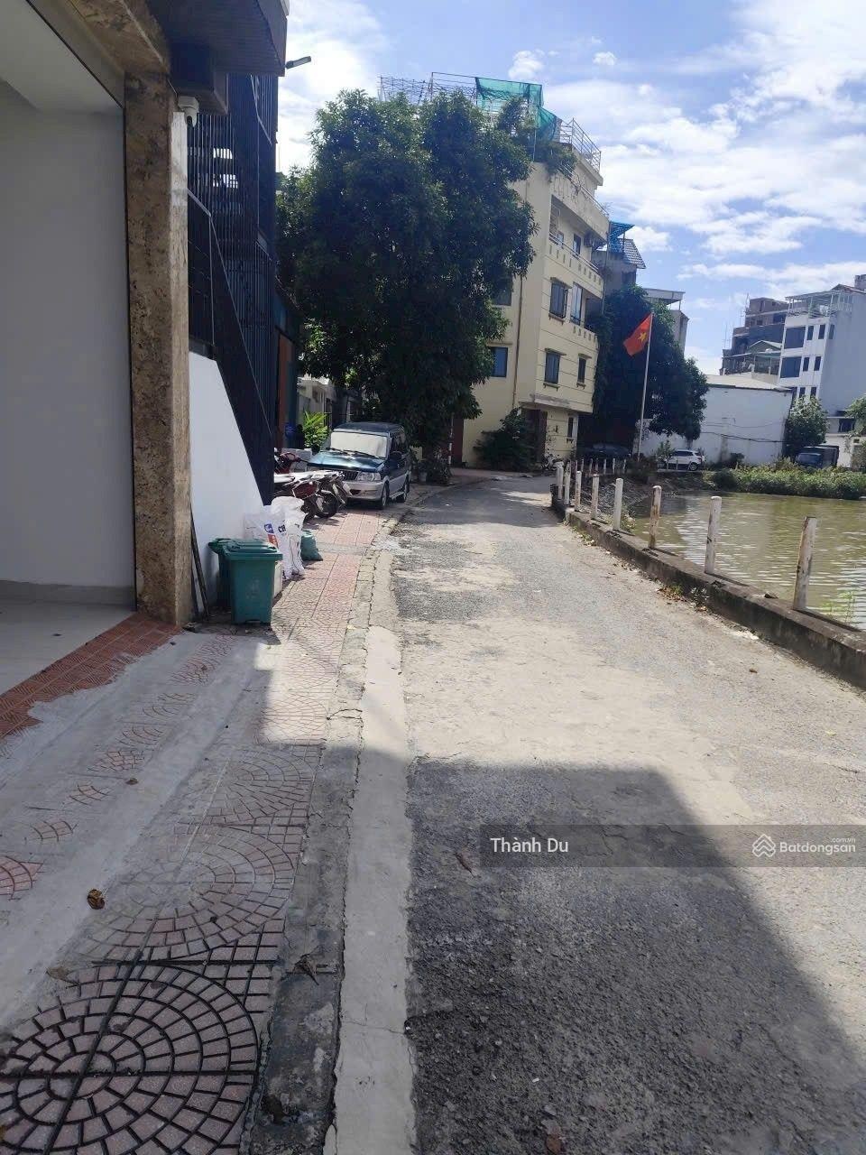 Cho thuê kho Bát Khối , Cự Khối 70m2 mặt tiền 4.5 m ô tô vào , gần cầu Thanh Trì giá 4 tr / tháng