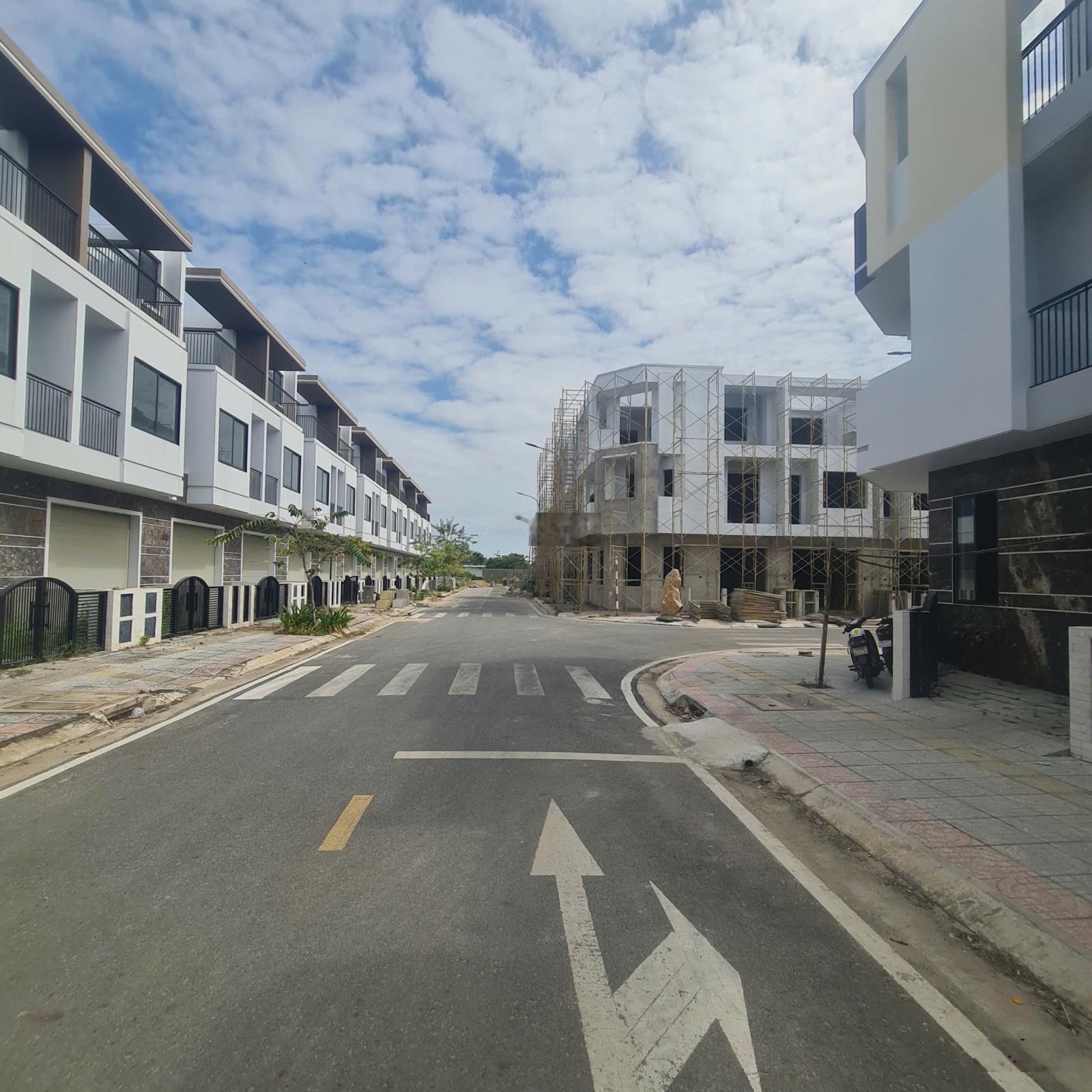 Bán gấp Nhà Phố Dự Án The Light Vũng Tàu, 1 Trệt 2 Lầu, Hướng Tây Bắc. Giá chỉ 6 tỷ ( bao phí)