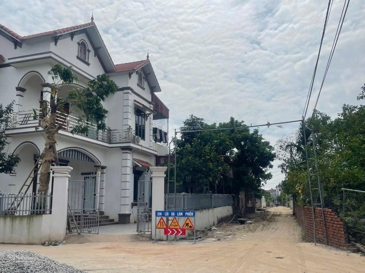 chính chủ gửi bán 100 m đất thuộc AB quán Trạch, cách 1 nhà ra trục chính