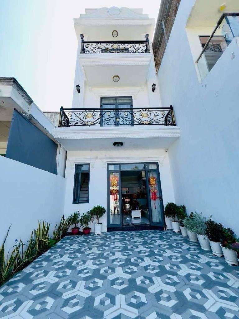 Bán nhà 3 tầng ngay vincom dĩ an -100m2 - 5x20 - sân để xe hơi - chỉ hơn 5 tỷ.