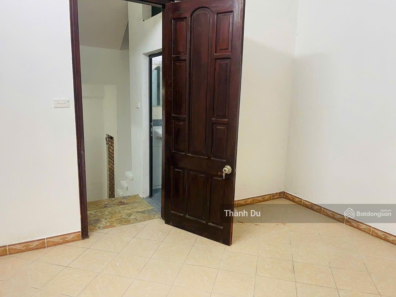 Cho thuê nhà nguyên căn Ngọc Lâm, gần chợ , bến xe, ga Long Biên ô tô đỗ cửa, 6 phòng ngủ 14tr