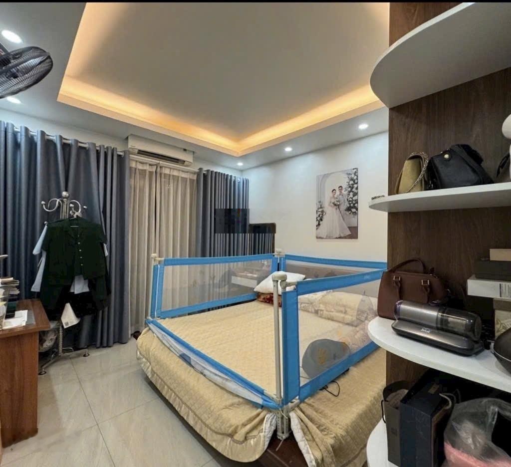 Bán nhà dân sây 5 tầng chắc chắn gần cầu chương dương vài bước chân ra phố